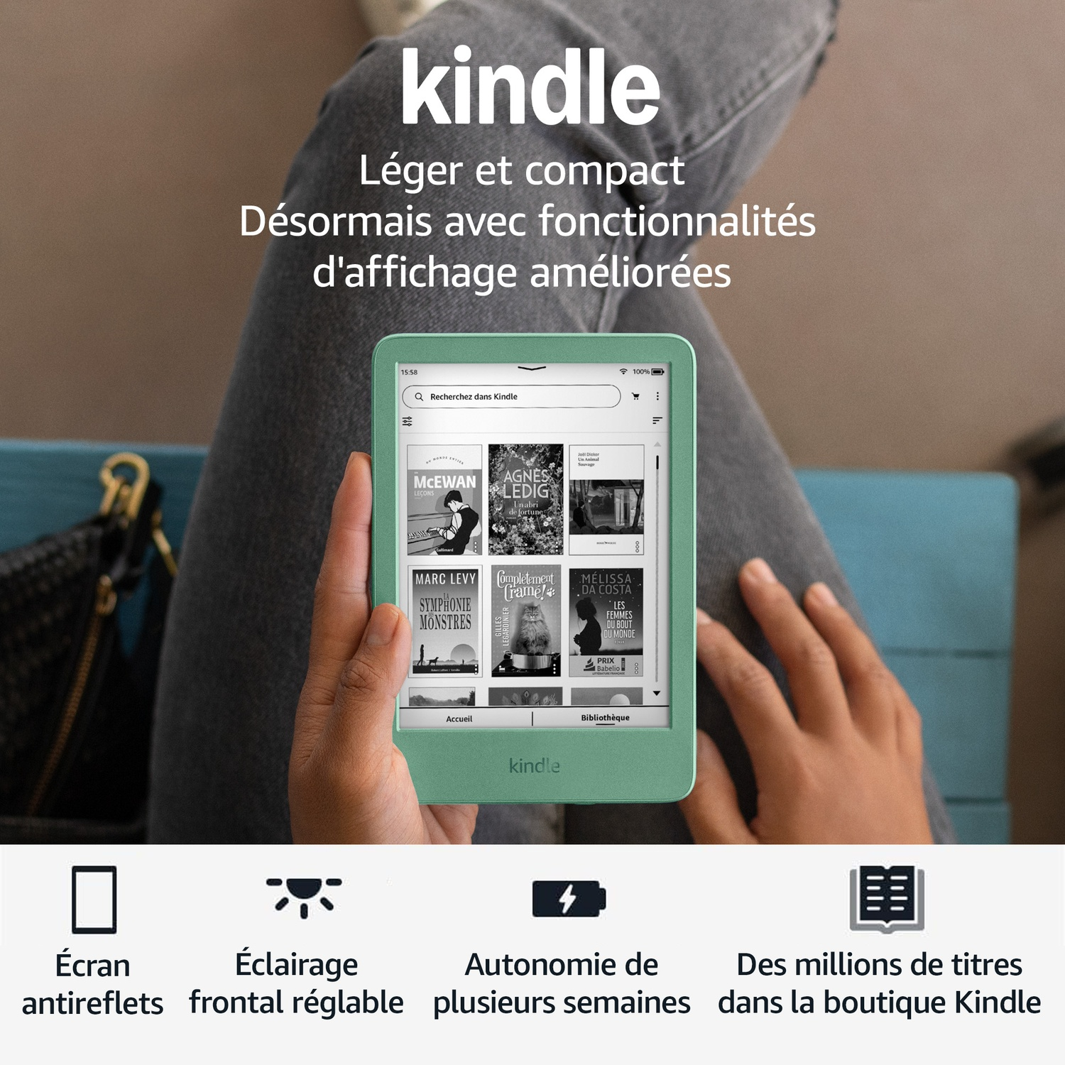 Une personne tient une liseuse Kindle verte affichant du texte en français. En bas, quatre icônes avec descriptions.
