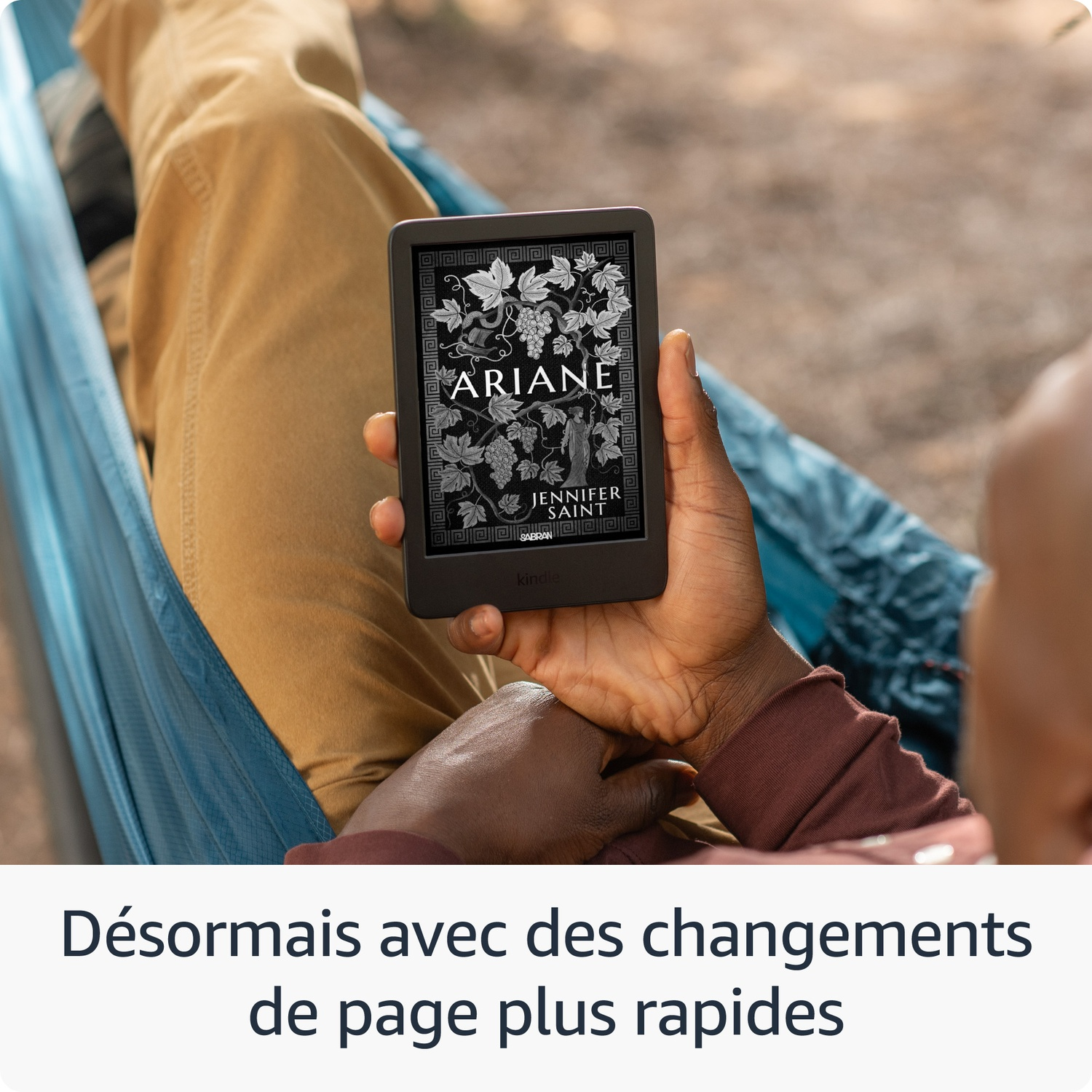 Une personne se détend dans un hamac bleu et tient une liseuse affichant un livre.