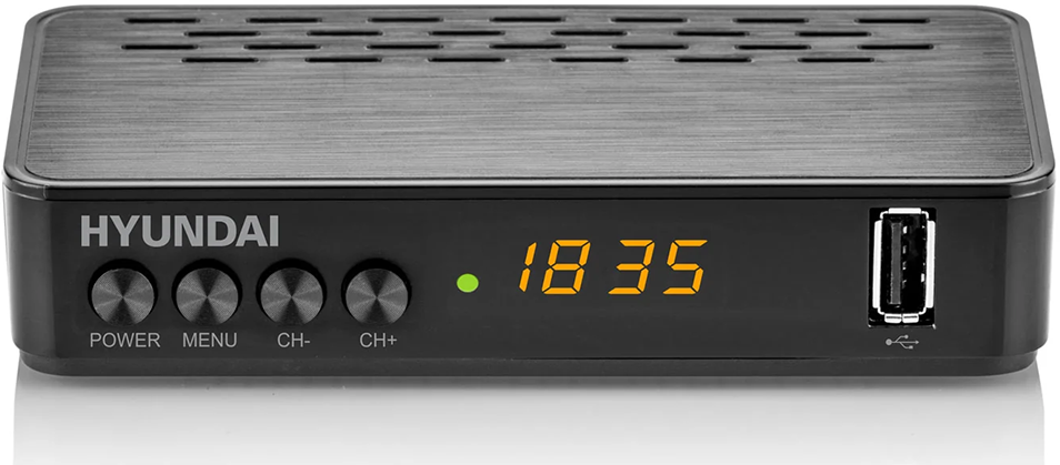 Fekete Hyundai set-top box négy gombbal, sárga LED-kijelzővel, zöld fénnyel és USB-porttal.