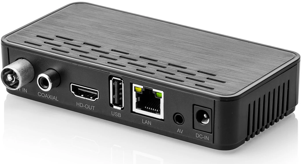Fekete TV-doboz antennával, koaxiális, HDMI, USB, LAN, AV és tápcsatlakozókkal fehér háttér előtt.