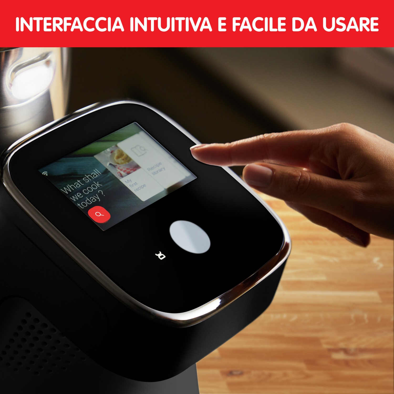 Una mano tocca lo schermo touch di un elettrodomestico moderno con ricette.