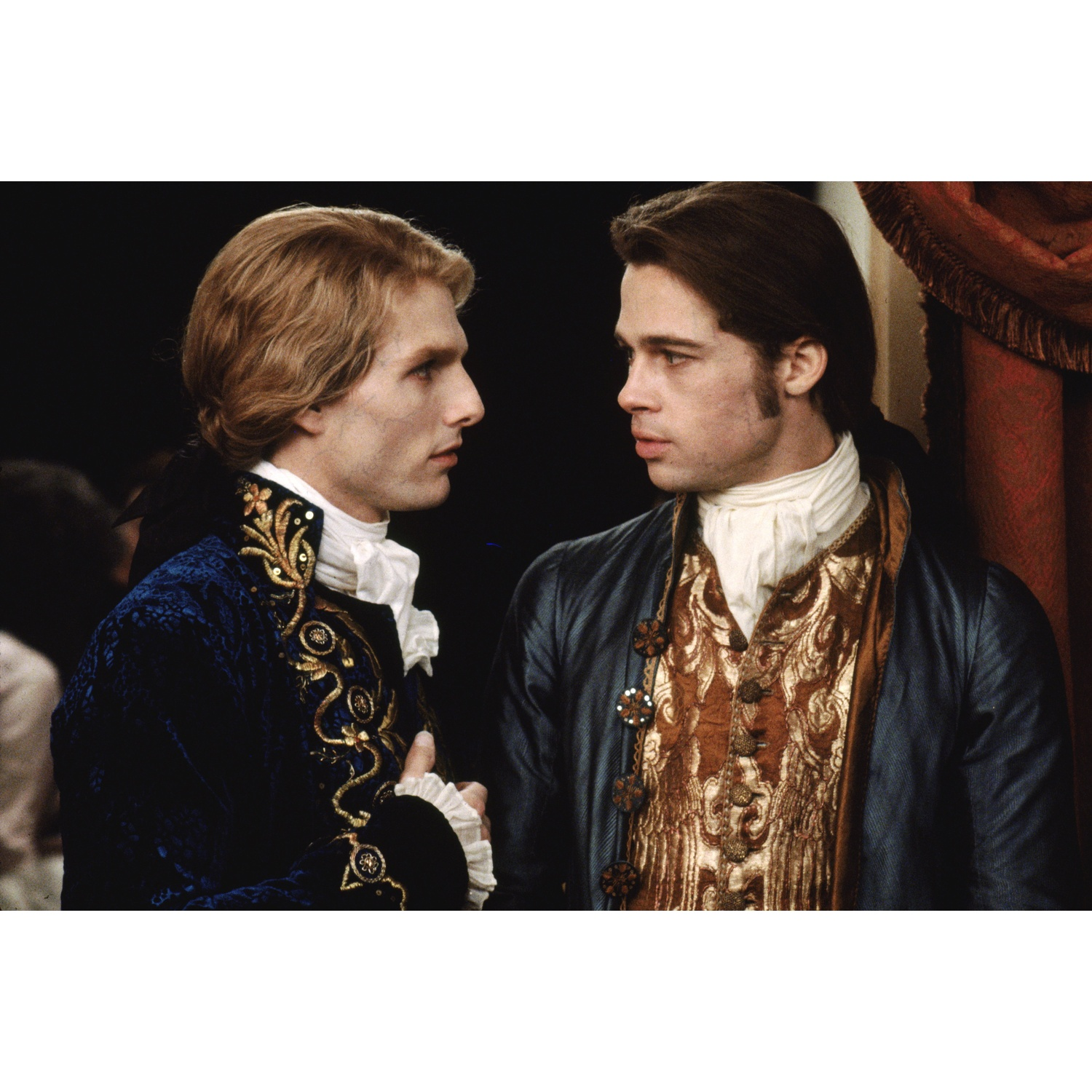 Deux hommes en costume d'époque se regardent.