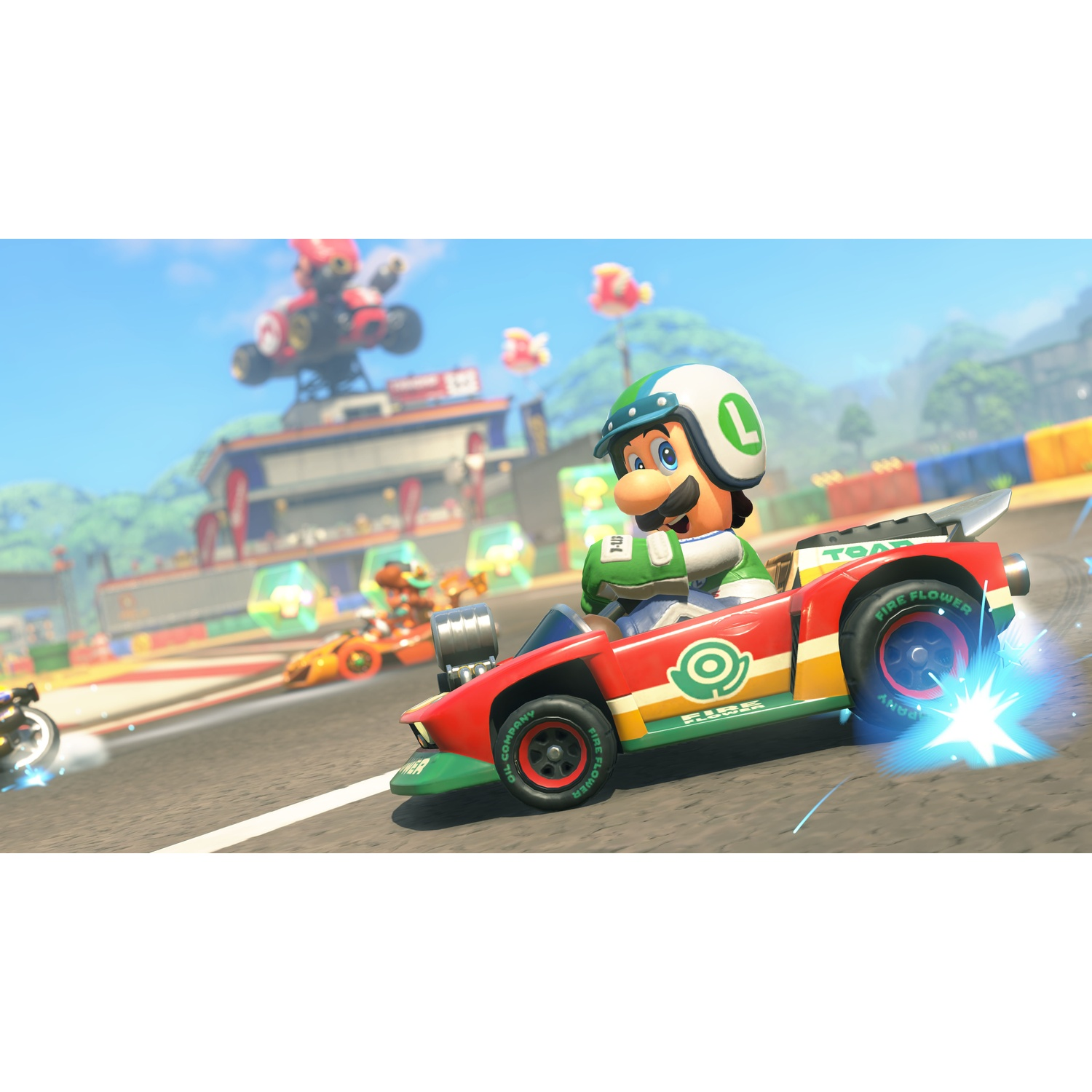 Luigi rijdt in een kleurrijke go-kart op een racebaan, met blauwe vonken bij het achterwiel en gebouwen op de achtergrond.