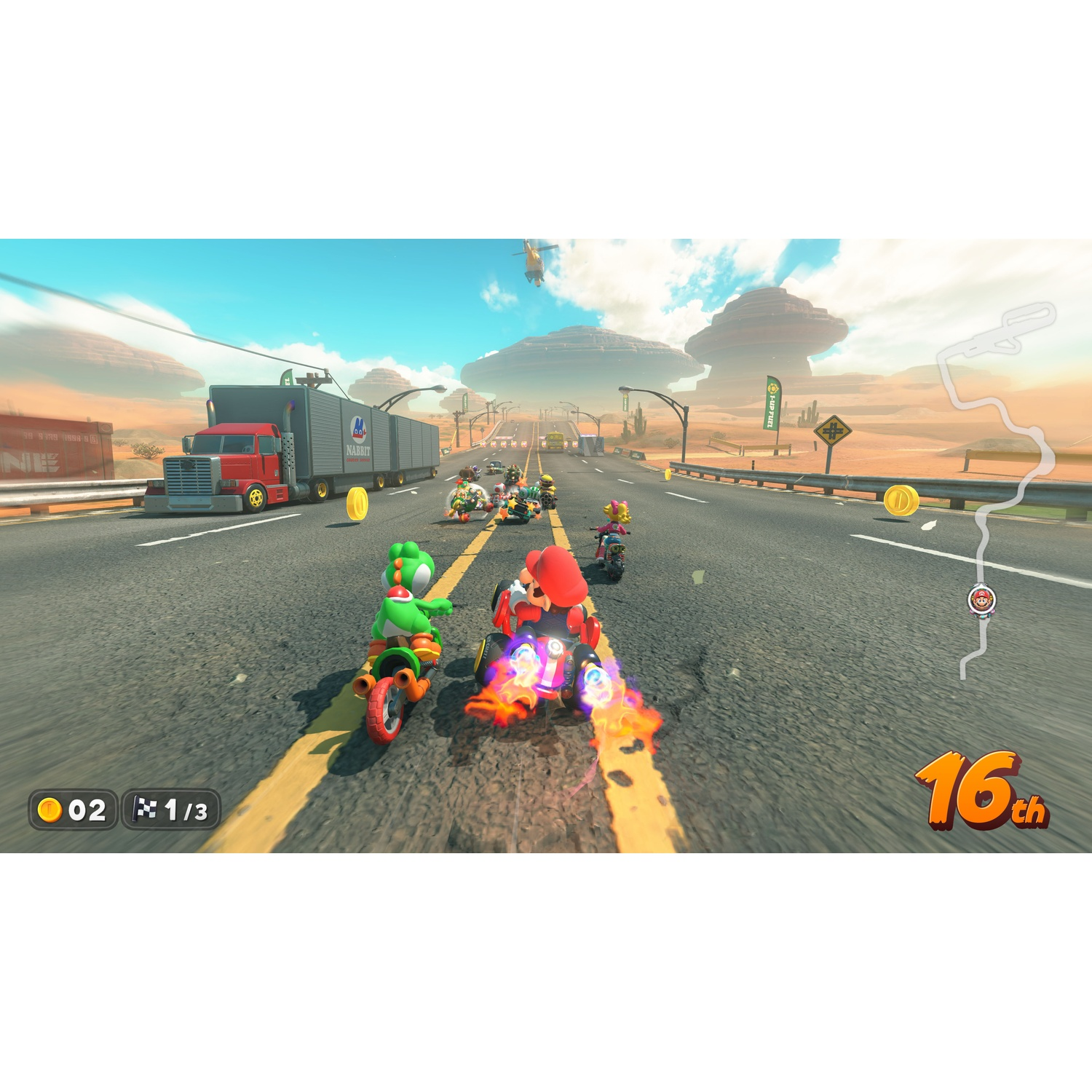 Mario en Yoshi racen in karts en motoren over een woestijnsnelweg, omringd door andere racers.