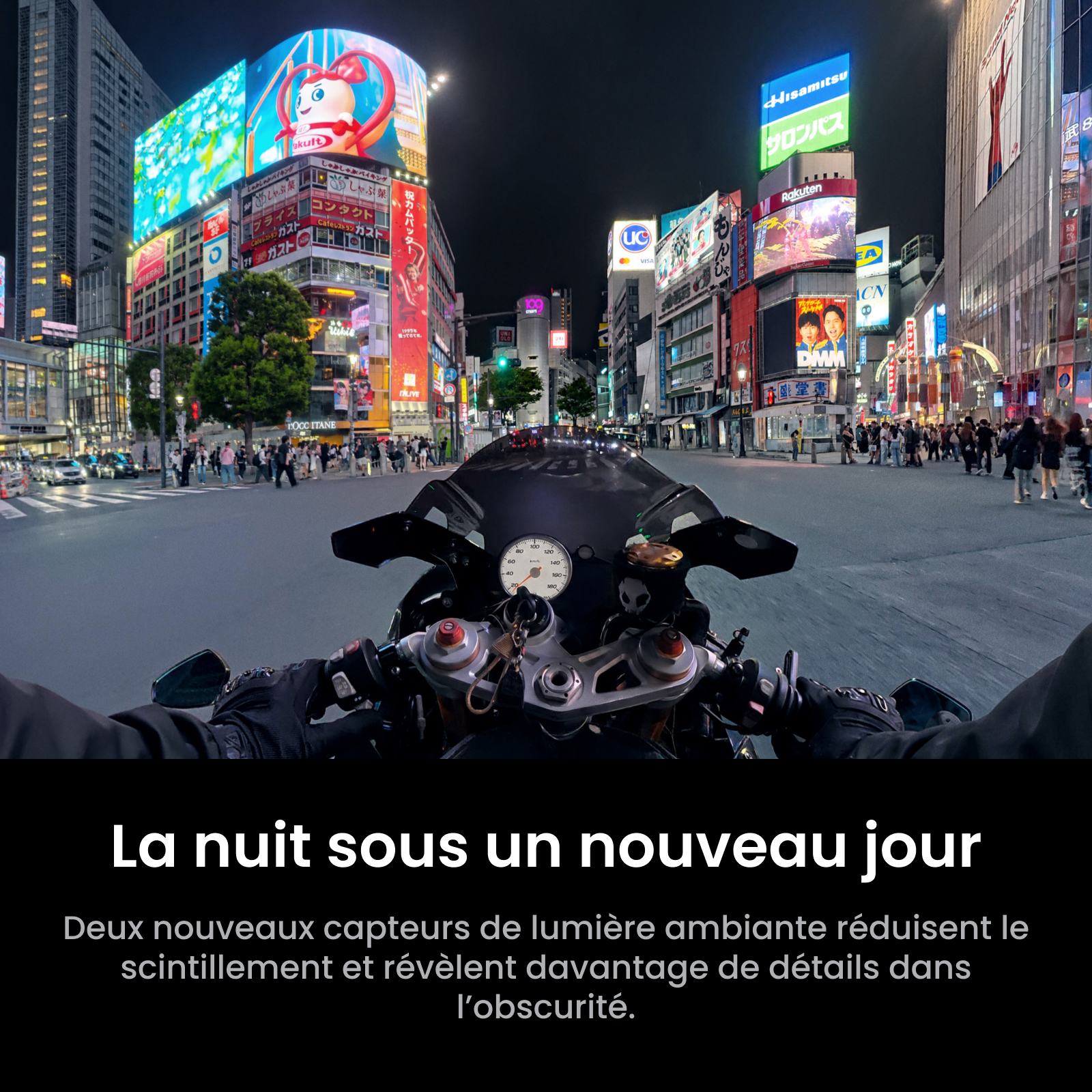Vue à la première personne sur une moto dans une ville nocturne animée et brillamment éclairée.