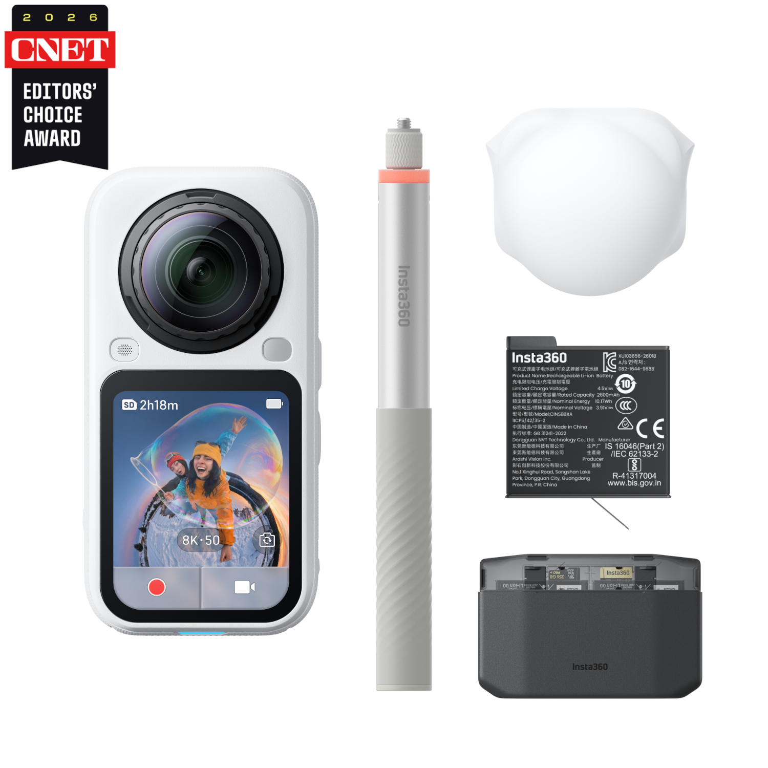 Insta360 camera met accessoires: stick, lensbeschermer en oplader.