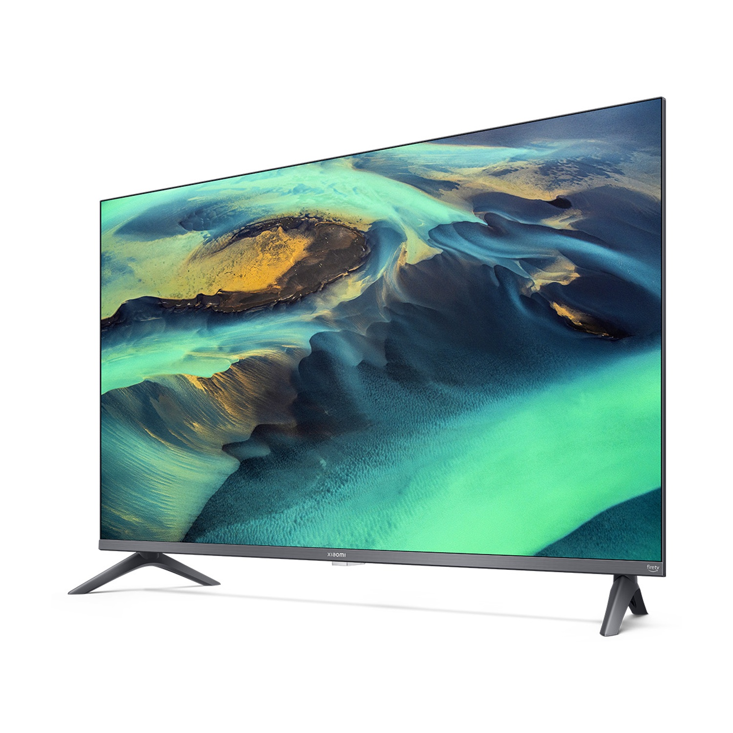 Una TV Xiaomi si trova su una superficie bianca, mostrando un'immagine di paesaggio blu e turchese.