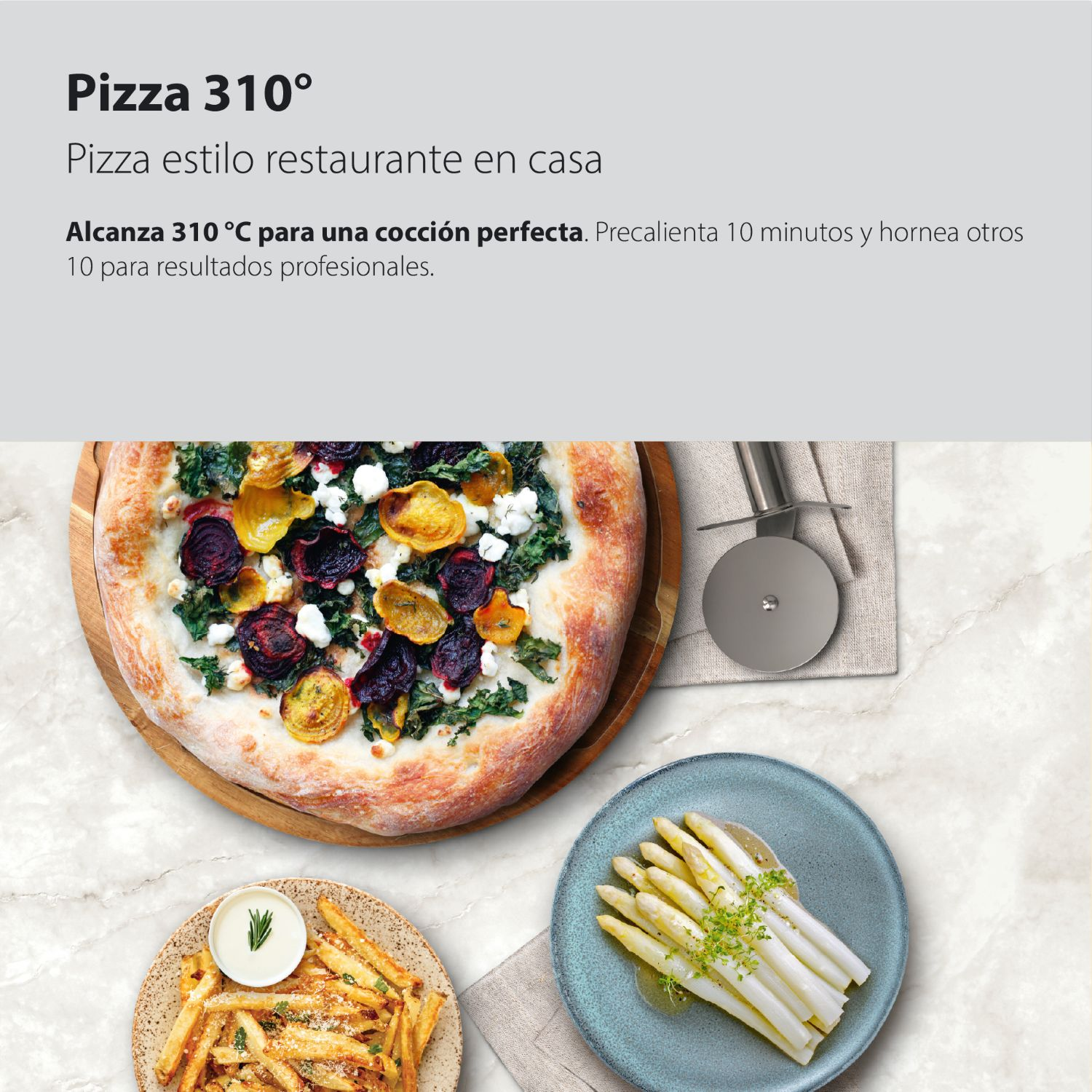 Pizza en tabla de madera, cortador, patatas y espárragos sobre mármol blanco con texto.