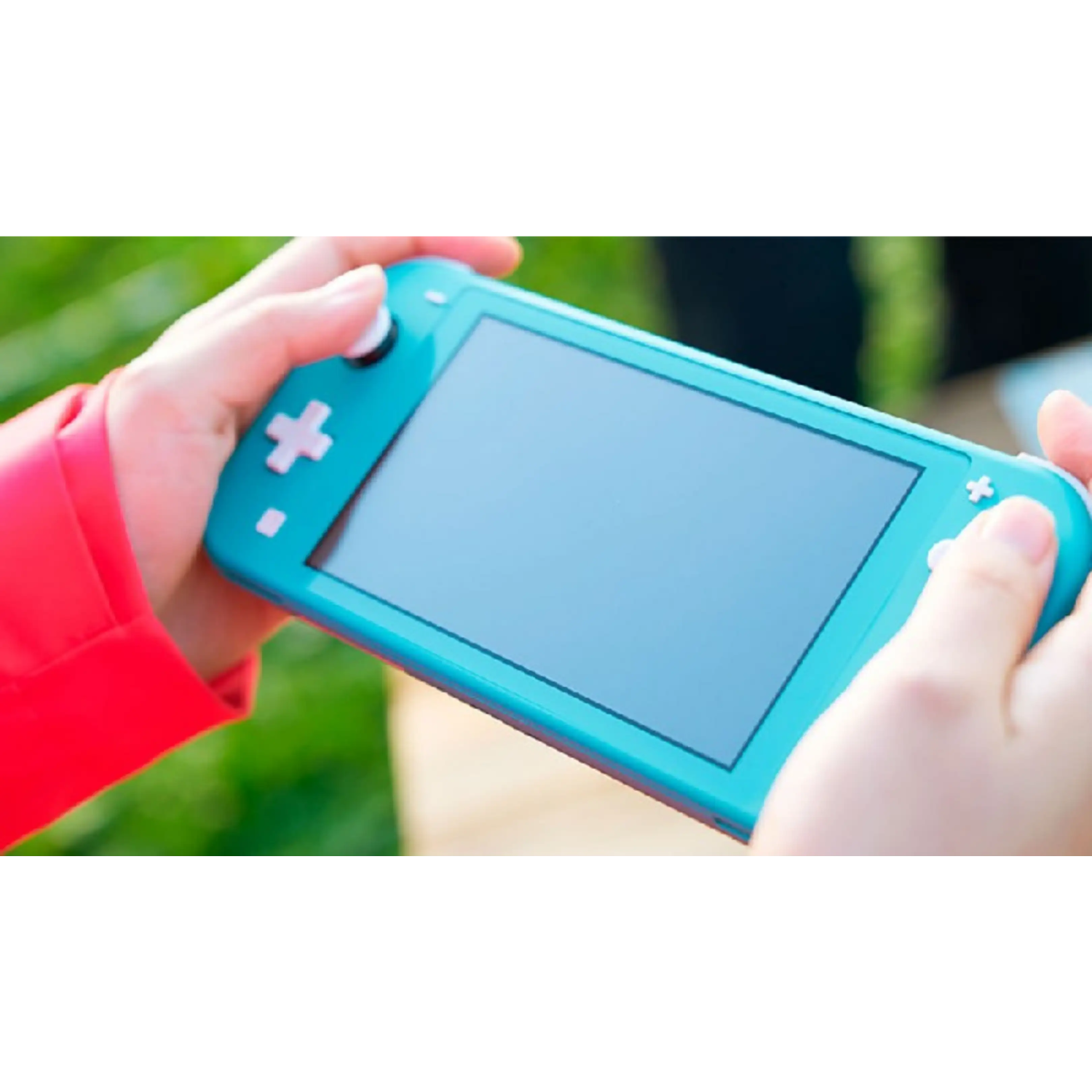 Una persona sostiene una consola de juegos portátil azul claro con una cruceta y botones blancos.