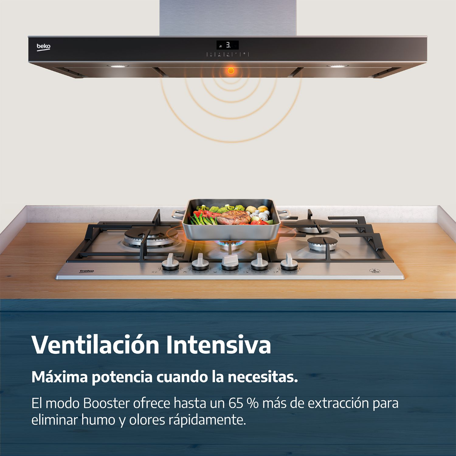 Campana extractora Beko sobre placa de gas con sartén y comida.
