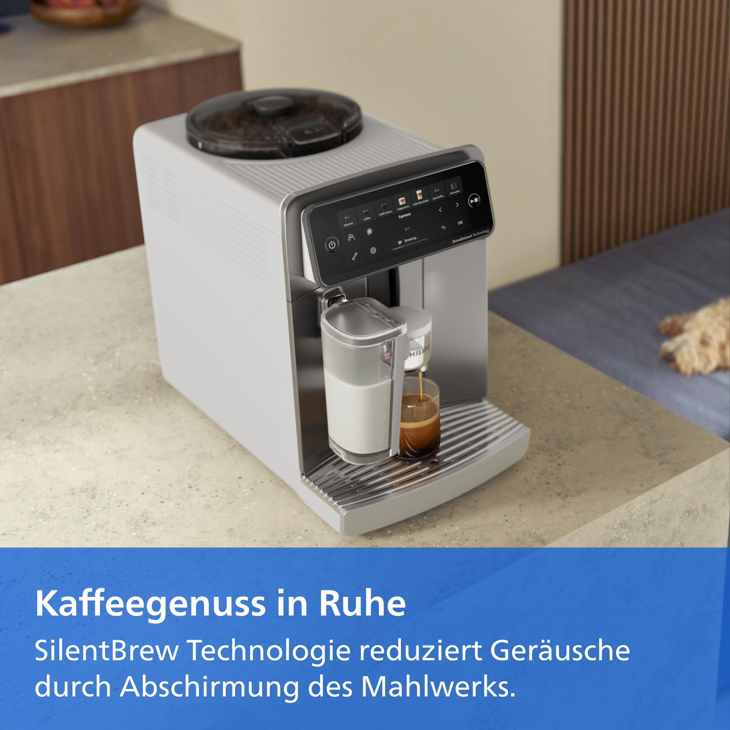Eine silberne Kaffeemaschine auf einer Theke gießt Espresso in ein Glas, daneben ein Milchbehälter.