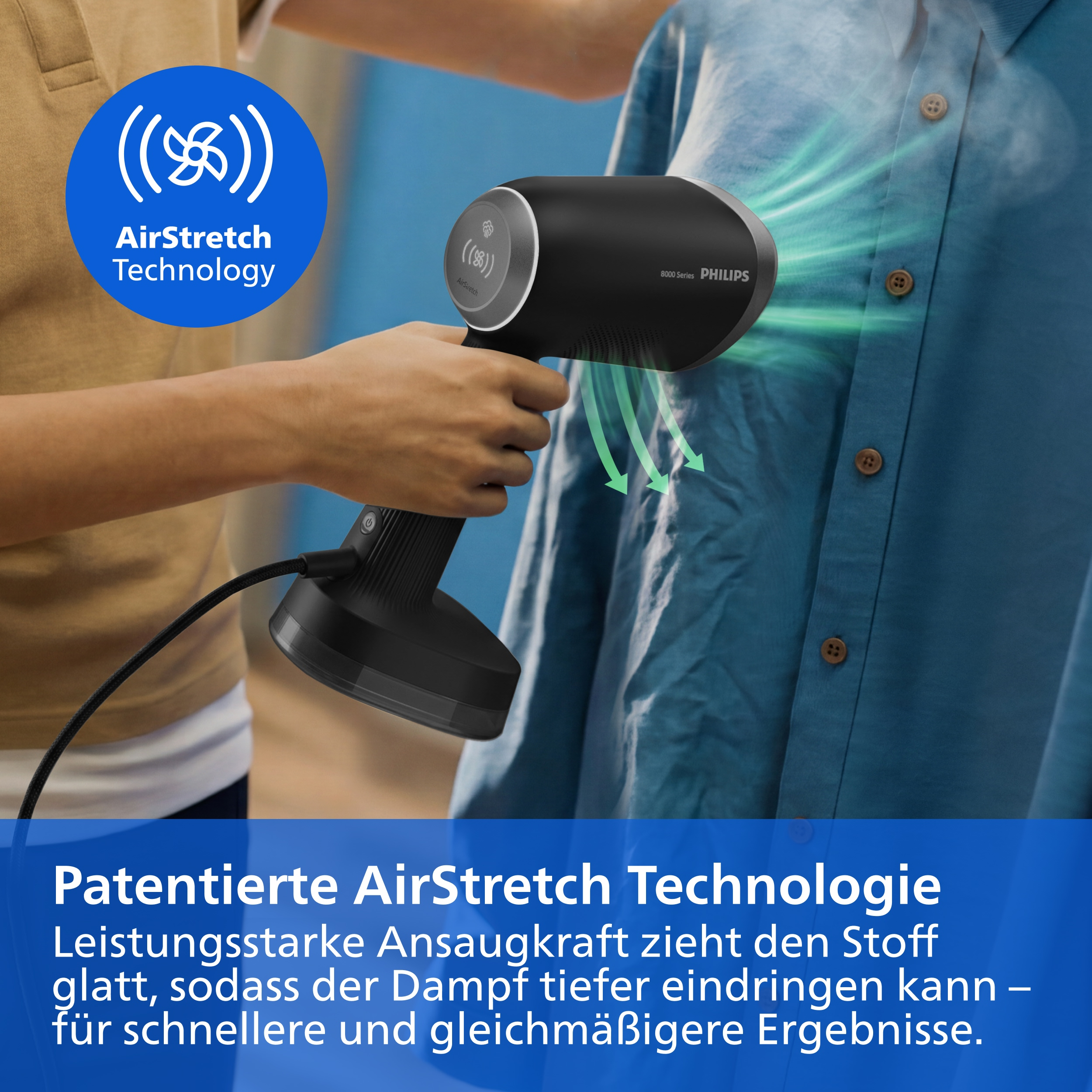 Hand hält Philips Dampfglätter mit AirStretch-Technologie, der blauen Hemdstoff mit Dampf glättet.