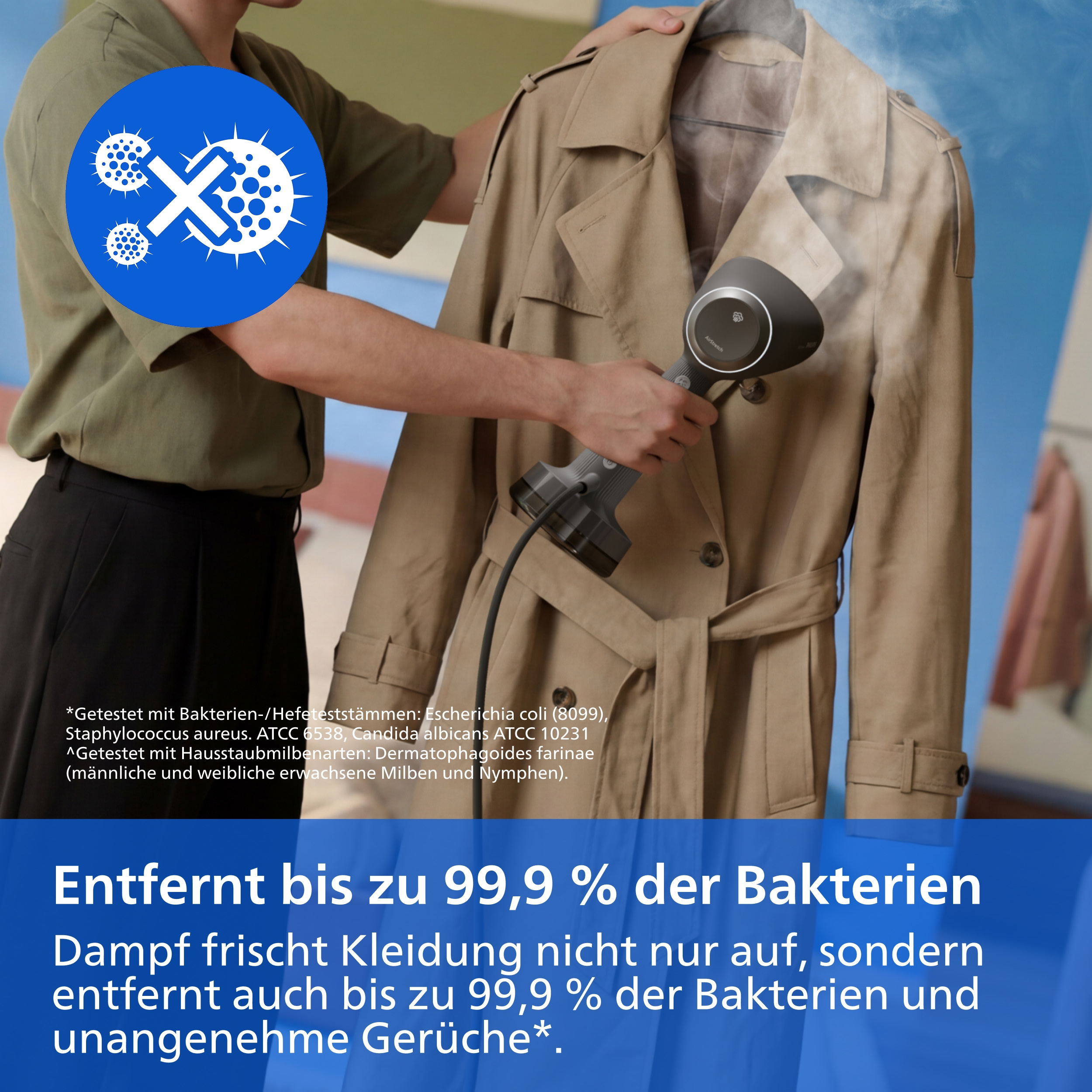 Ein Kleidungsdampfer wird benutzt, um einen beige Mantel zu dämpfen und Bakterien zu entfernen.