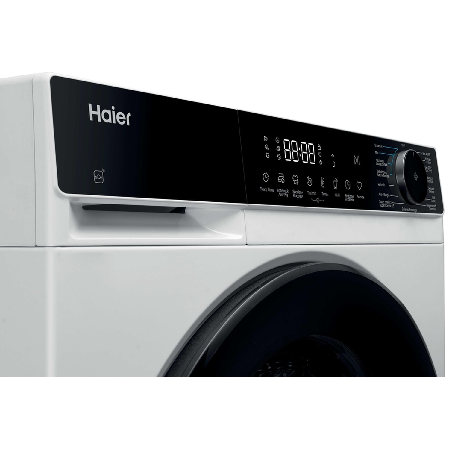 Witte Haier wasmachine met digitaal display en zwart bedieningspaneel.