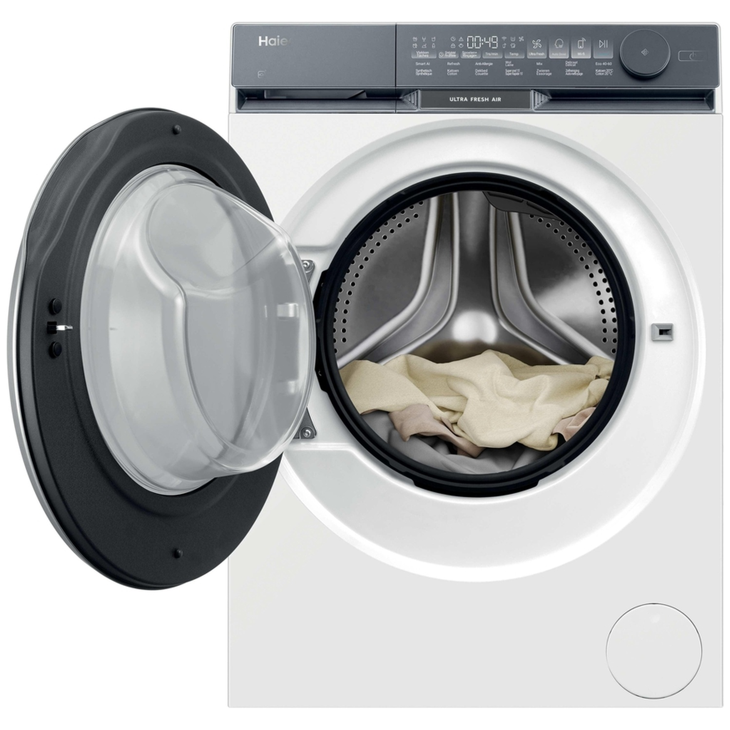 Witte Haier wasmachine met open glazen deur en lichte was in de trommel tegen een witte achtergrond.