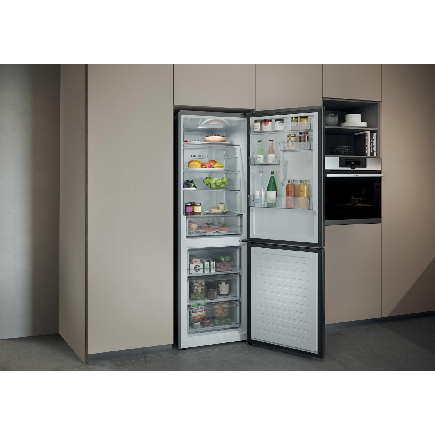 Réfrigérateur ouvert avec étagères éclairées et compartiments remplis dans une cuisine moderne.