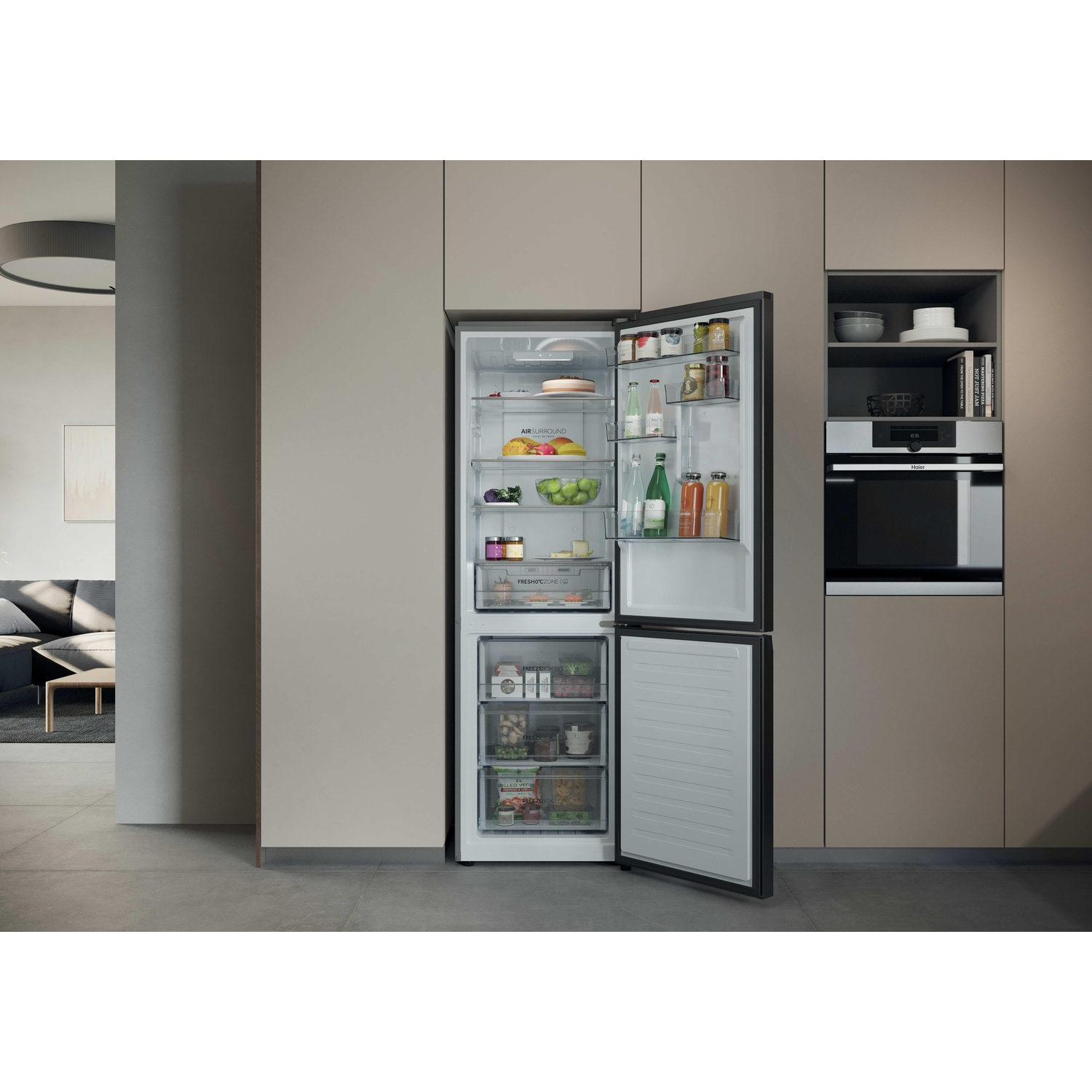 Cuisine moderne avec un réfrigérateur encastré rempli de nourriture et un four à côté.