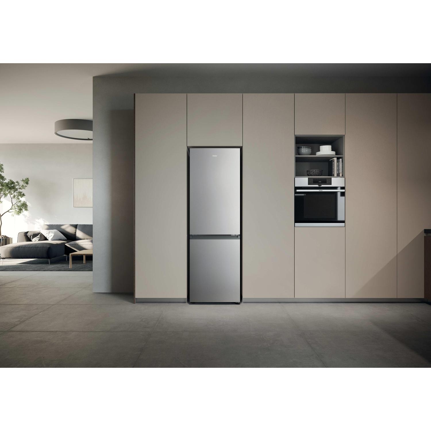 Cuisine moderne avec réfrigérateur et four encastrés, attenante à un salon lumineux.