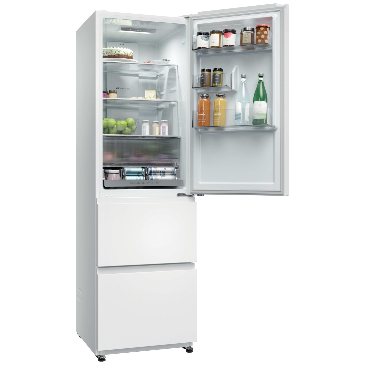 Un réfrigérateur blanc ouvert rempli de nourriture sur ses étagères et sa porte, sur fond blanc.