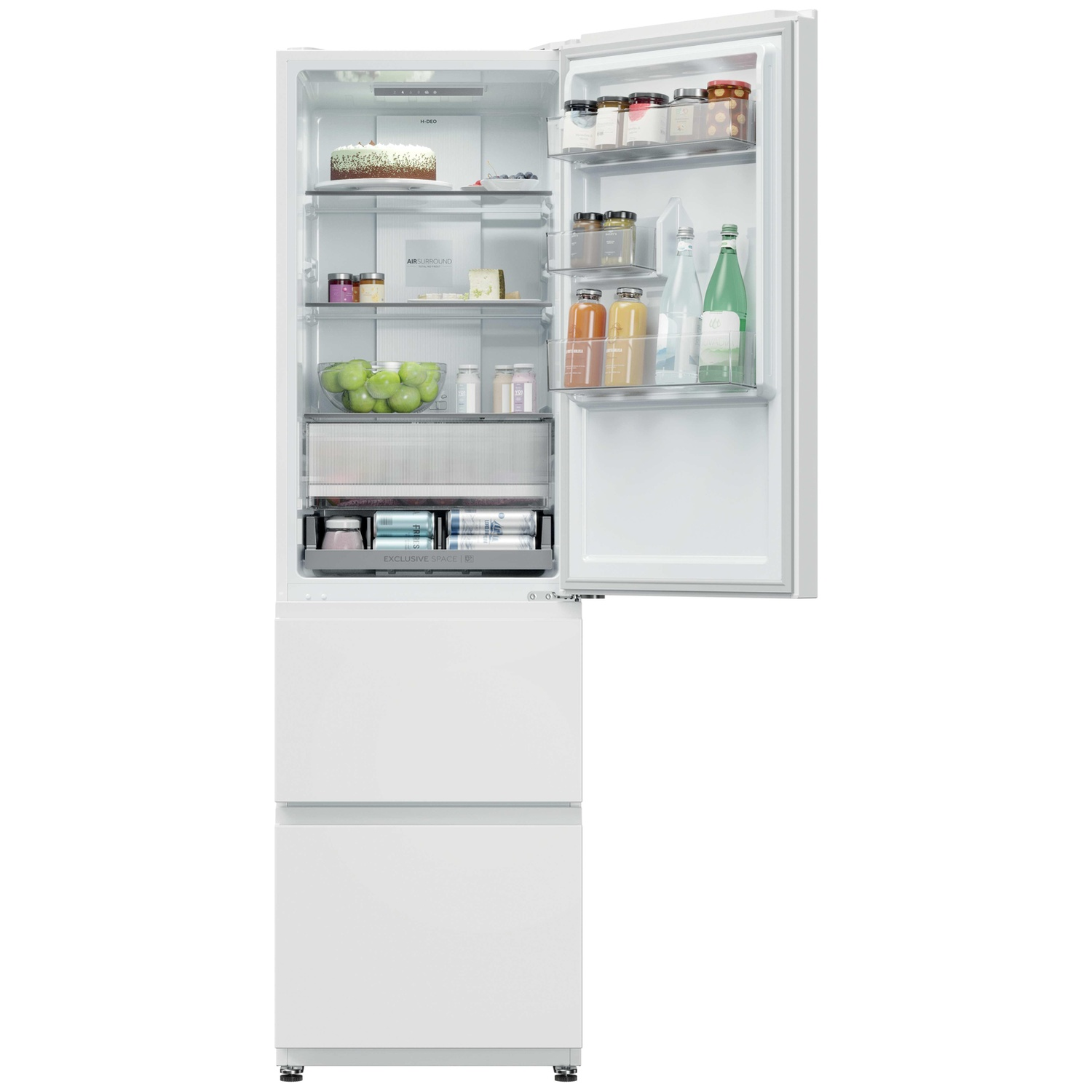 Réfrigérateur blanc ouvert avec des aliments rangés sur les étagères et dans la porte.
