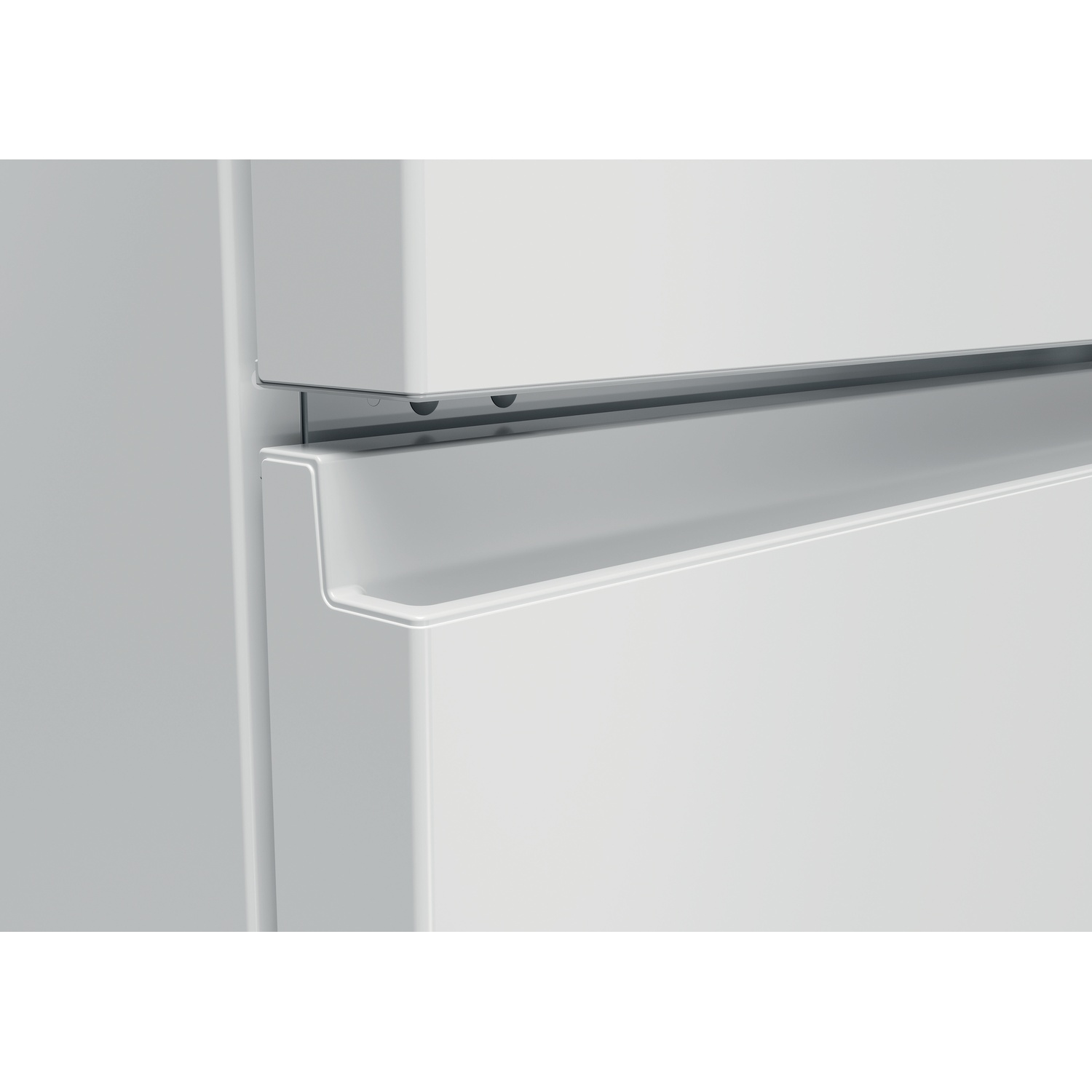 Gros plan sur la zone de poignee blanche d'une porte de refrigerateur.