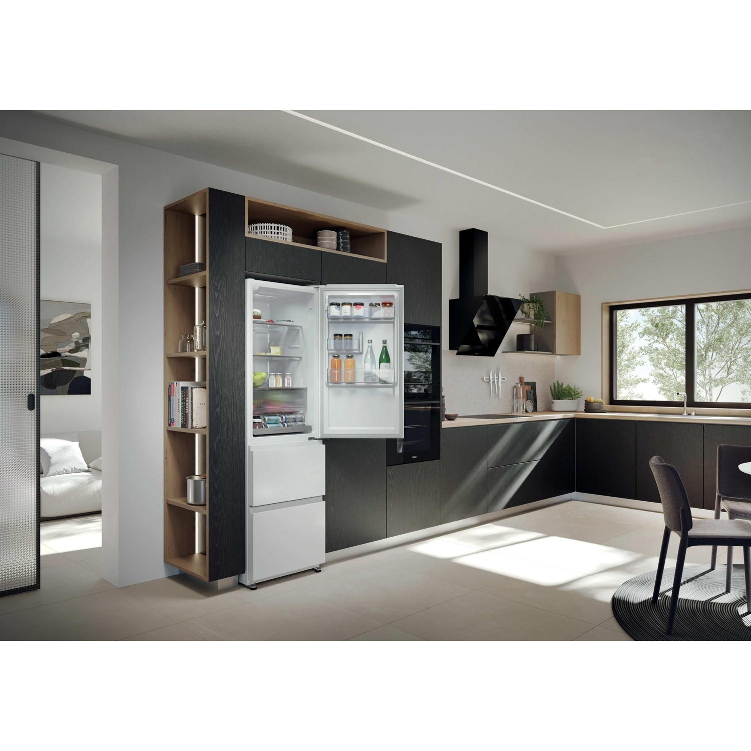 Cuisine noire moderne avec réfrigérateur blanc ouvert, étagères en bois et coin repas au premier plan.