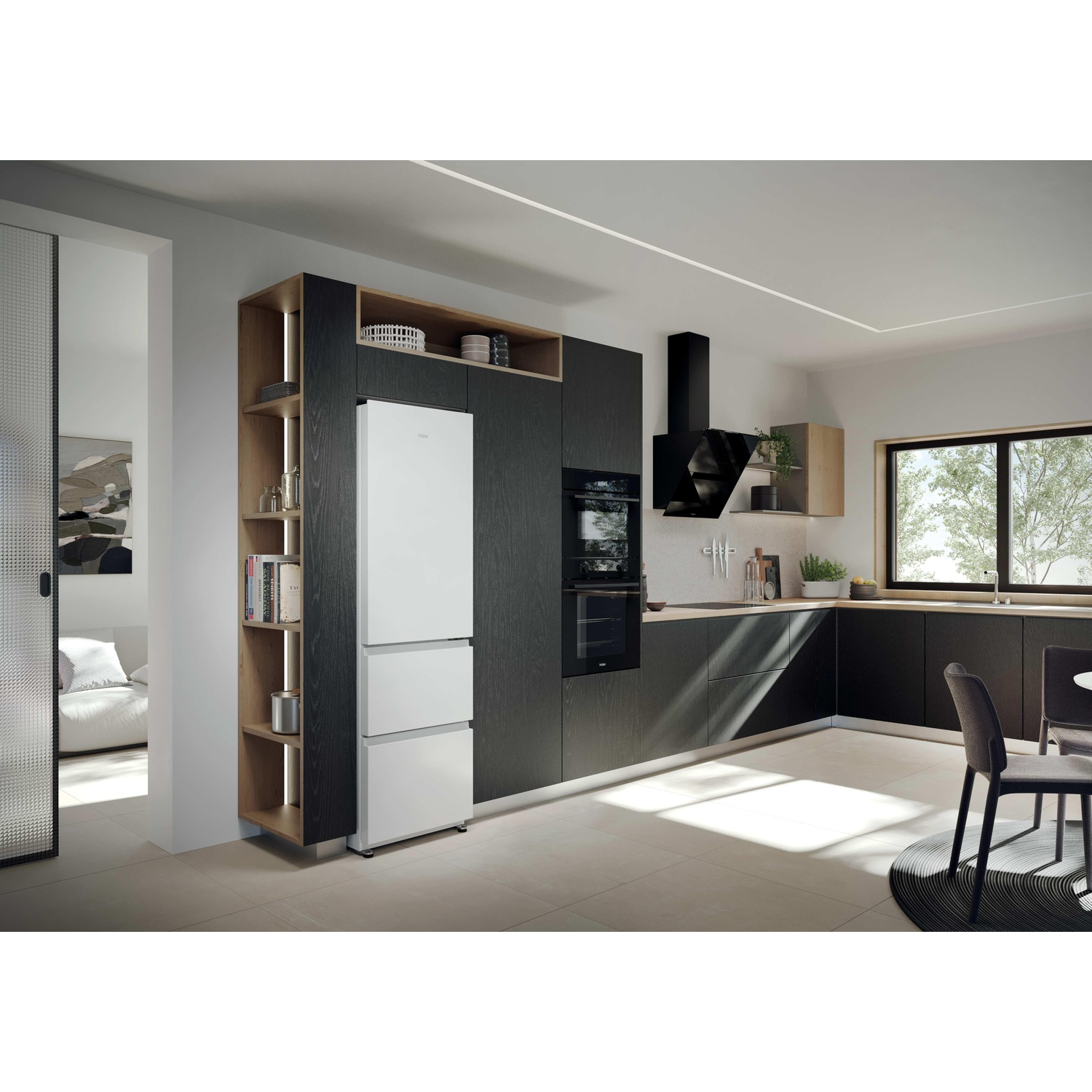 Cuisine moderne avec placards sombres, réfrigérateur blanc, fours encastrés, étagères en bois et coin repas.