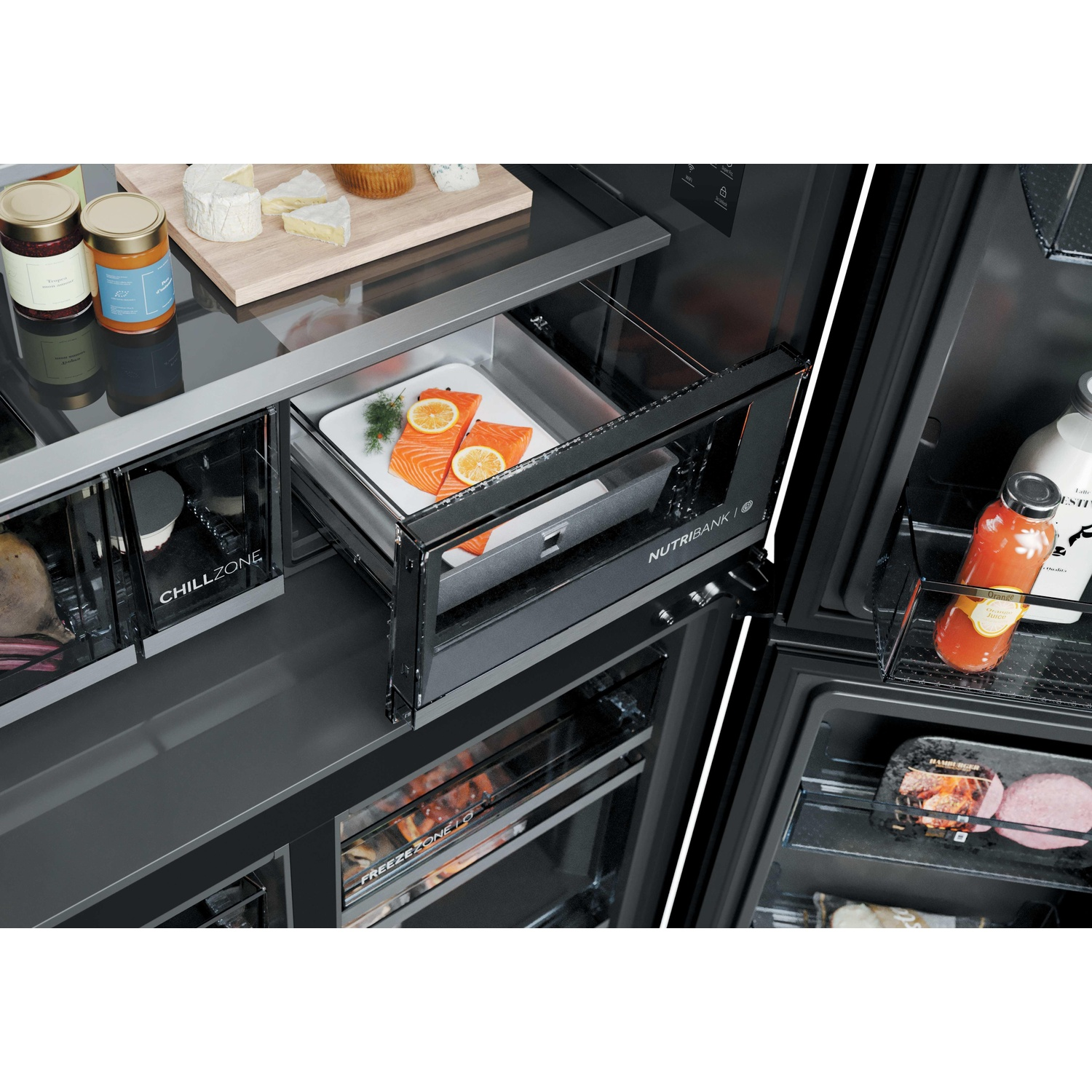 Open zwarte koelkast met zalm in een lade, kaas op een houten plank en flessen in de deur.