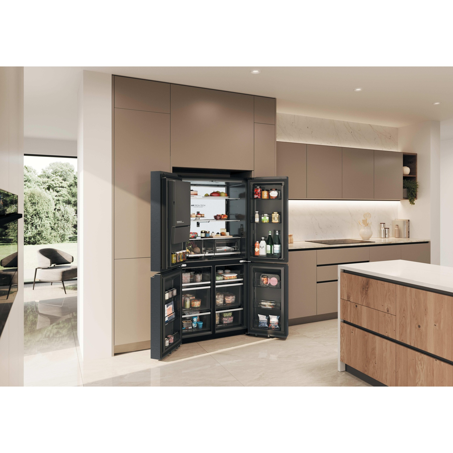 Moderne keuken met een geïntegreerde, open zwarte koelkast, houten accenten en heldere verlichting.