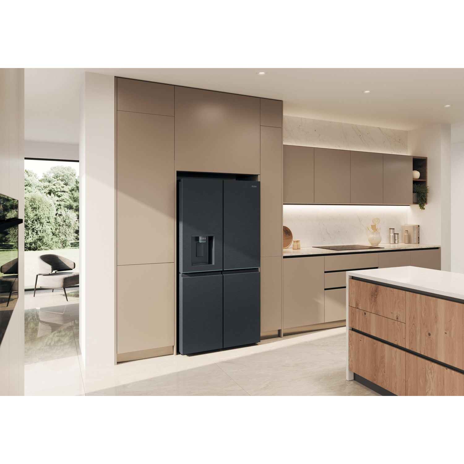 Moderne keuken met zwarte Haier vierdeurs koelkast, lichte kasten en houten kookeiland.