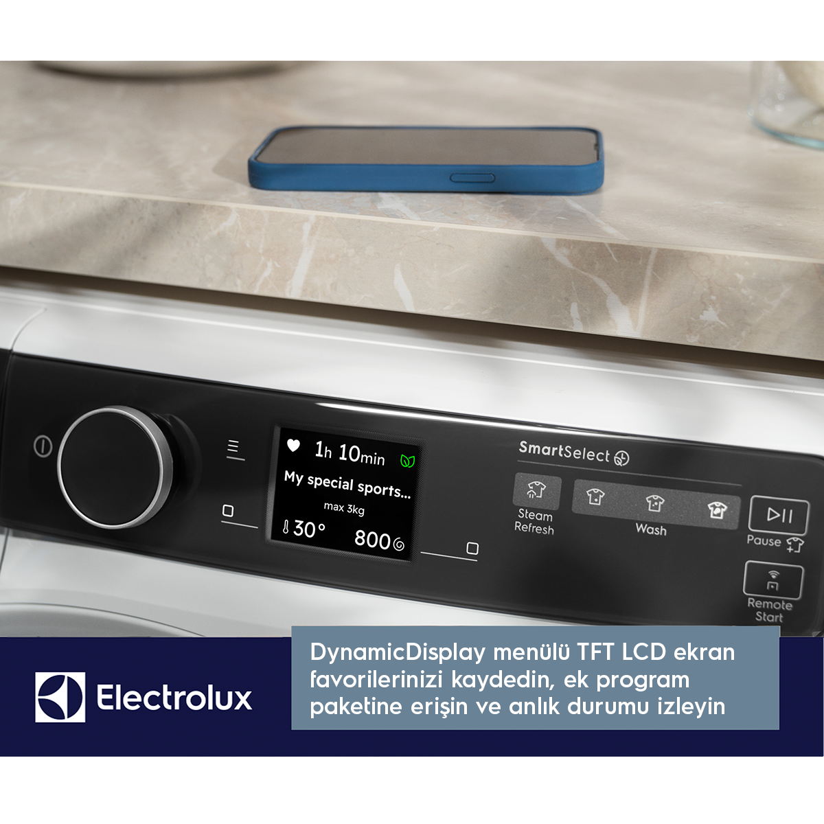 Dijital ekranlı Electrolux çamaşır makinesi kontrol paneli ve tezgahta mavi bir telefon.