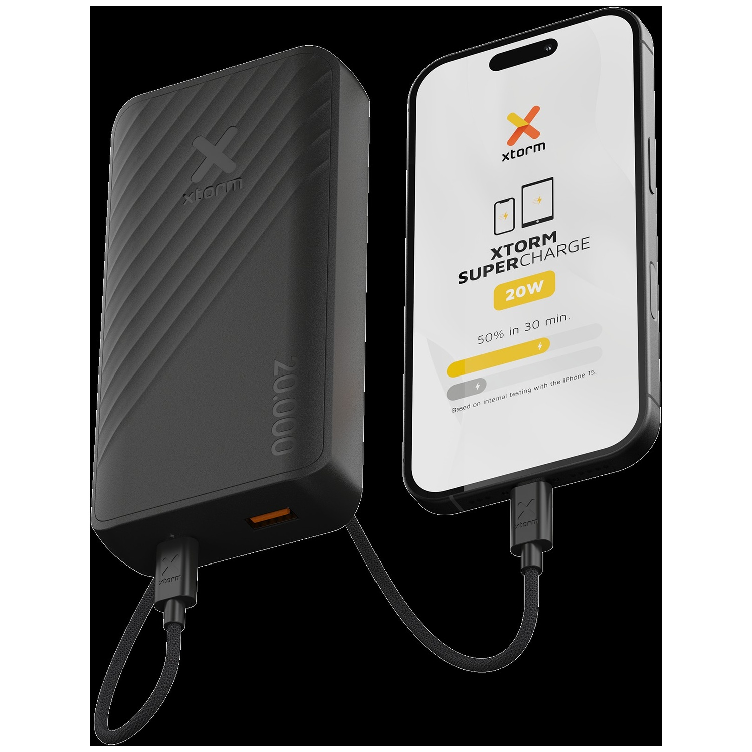 Batterie externe noire Xtorm 20000mAh chargeant un smartphone via un câble sur fond noir.