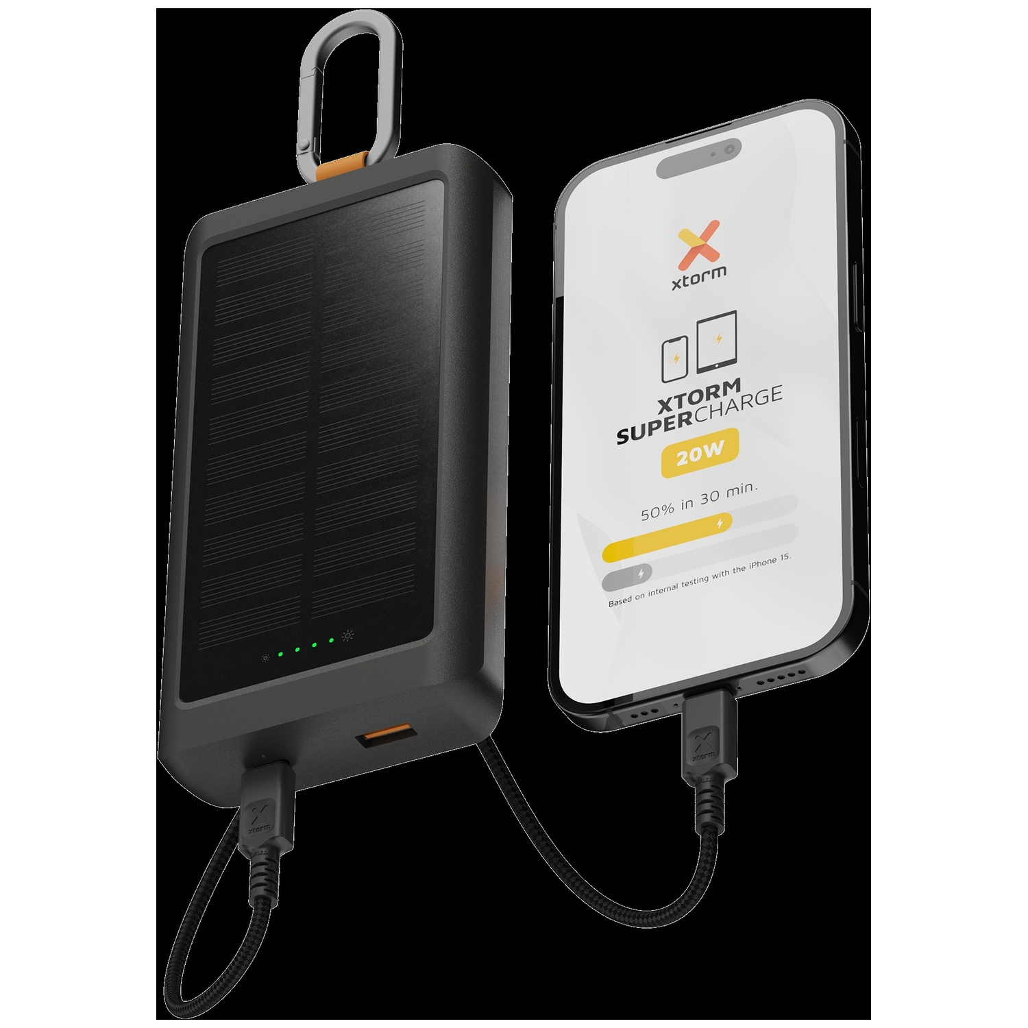 Une batterie externe solaire Xtorm noire charge un smartphone avec un câble noir.
