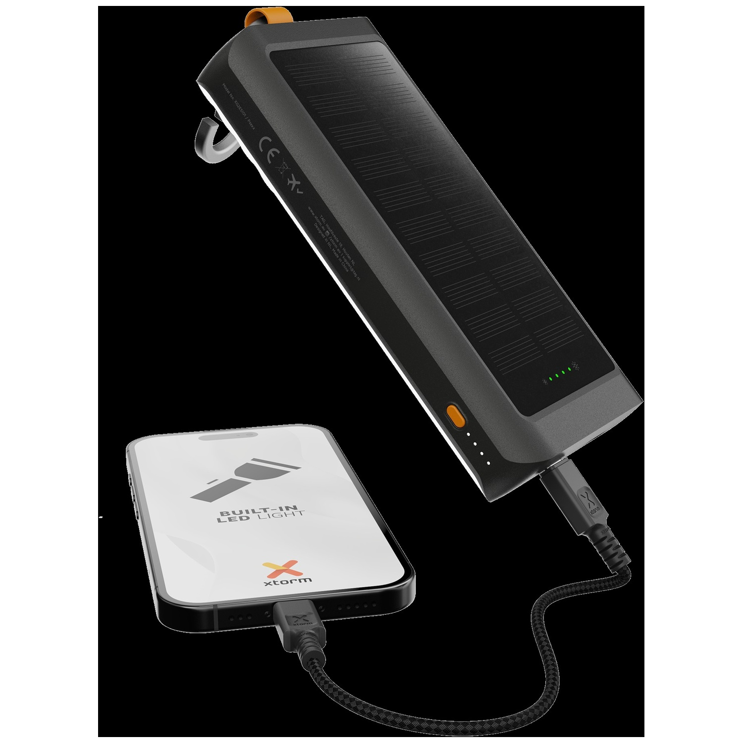 Une batterie externe noire avec panneau solaire charge un smartphone avec l'écran affichant Built-in LED Light.