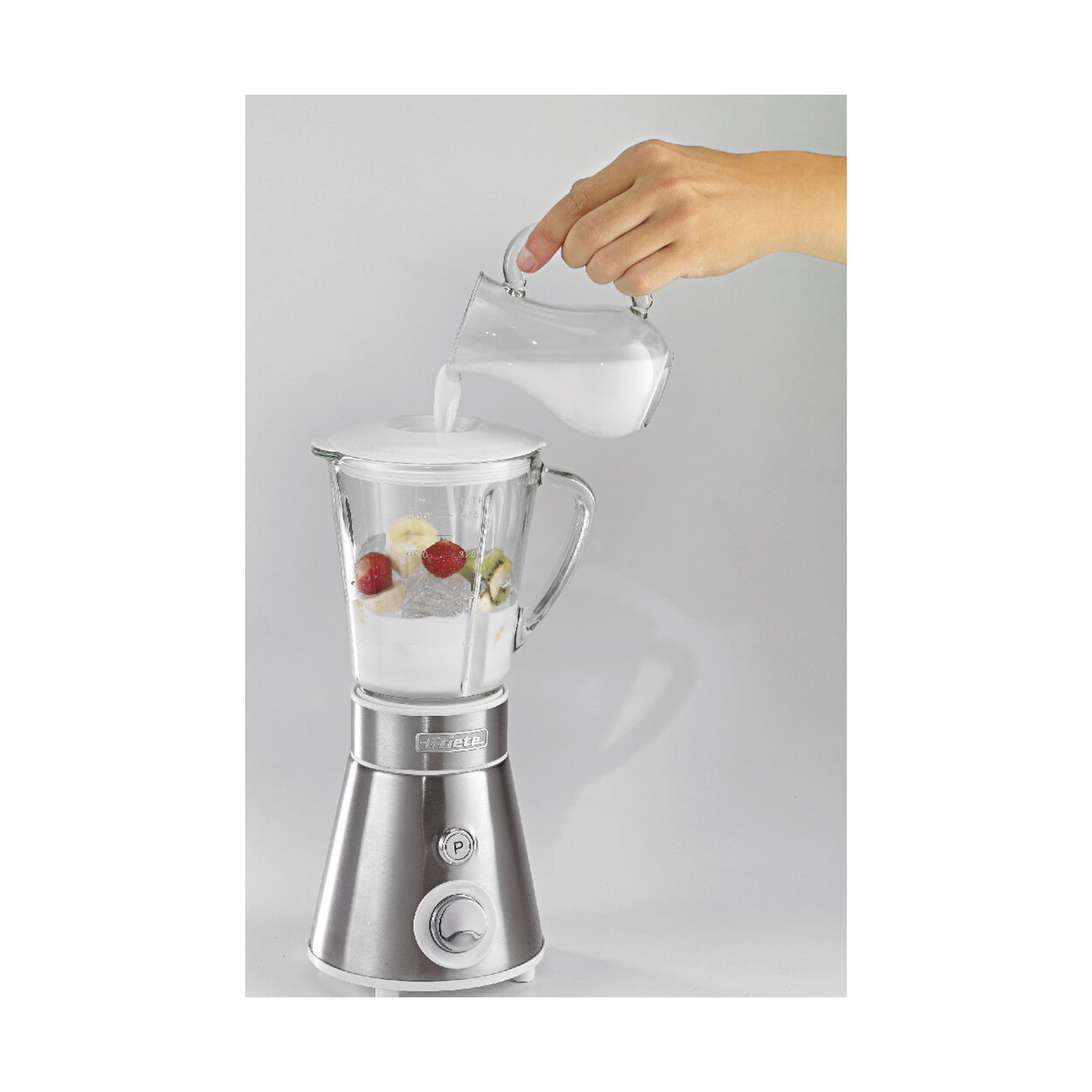 FRULLATORE ARIETE BLENDY METAL, Potenza 300 W, Caraffa da 0.8 l, 2 velocità, - Lame in acciaio inox
- Piedini antiscivolo, metal