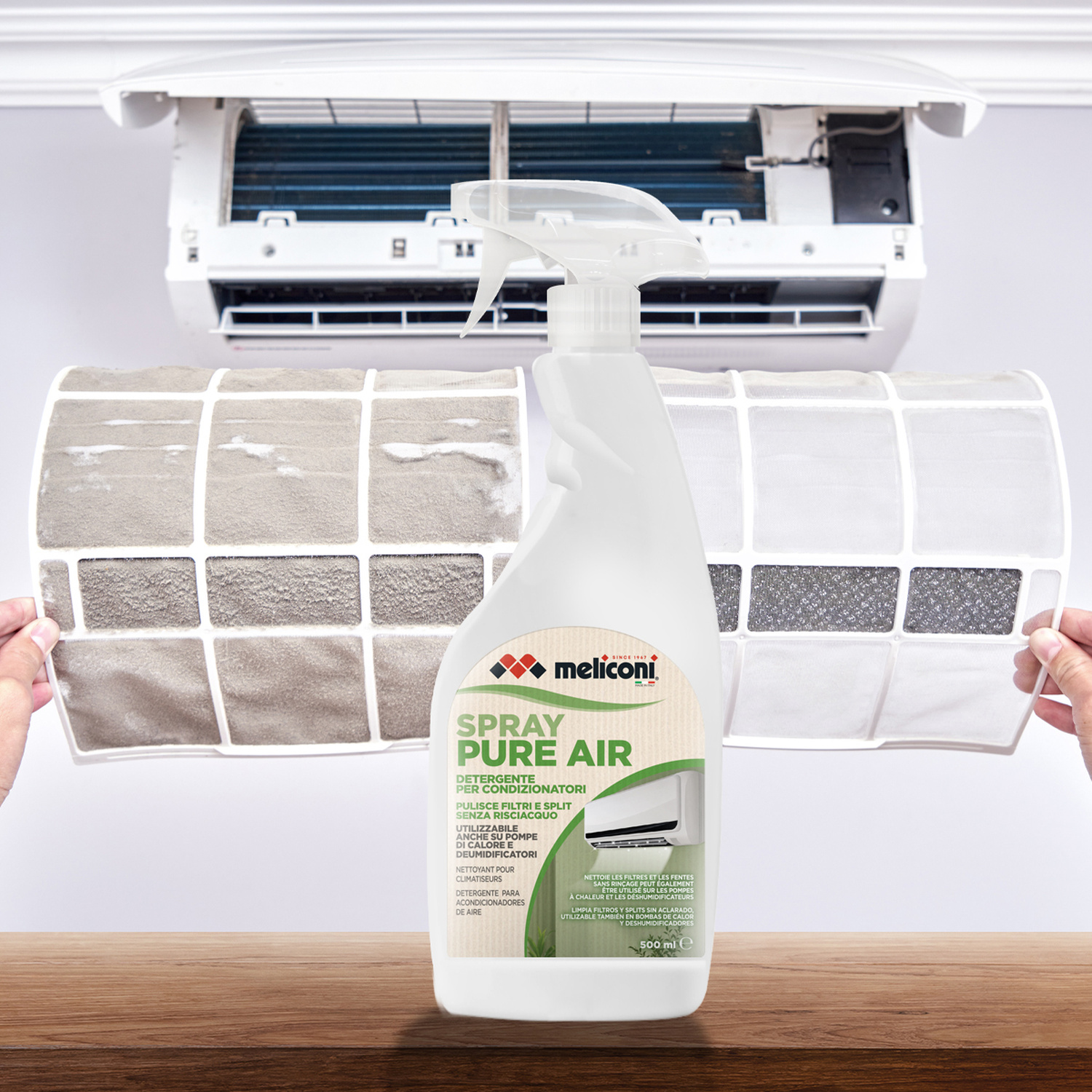 Uno spray per condizionatori si trova davanti a un'unità a parete con un filtro sporco e uno pulito.