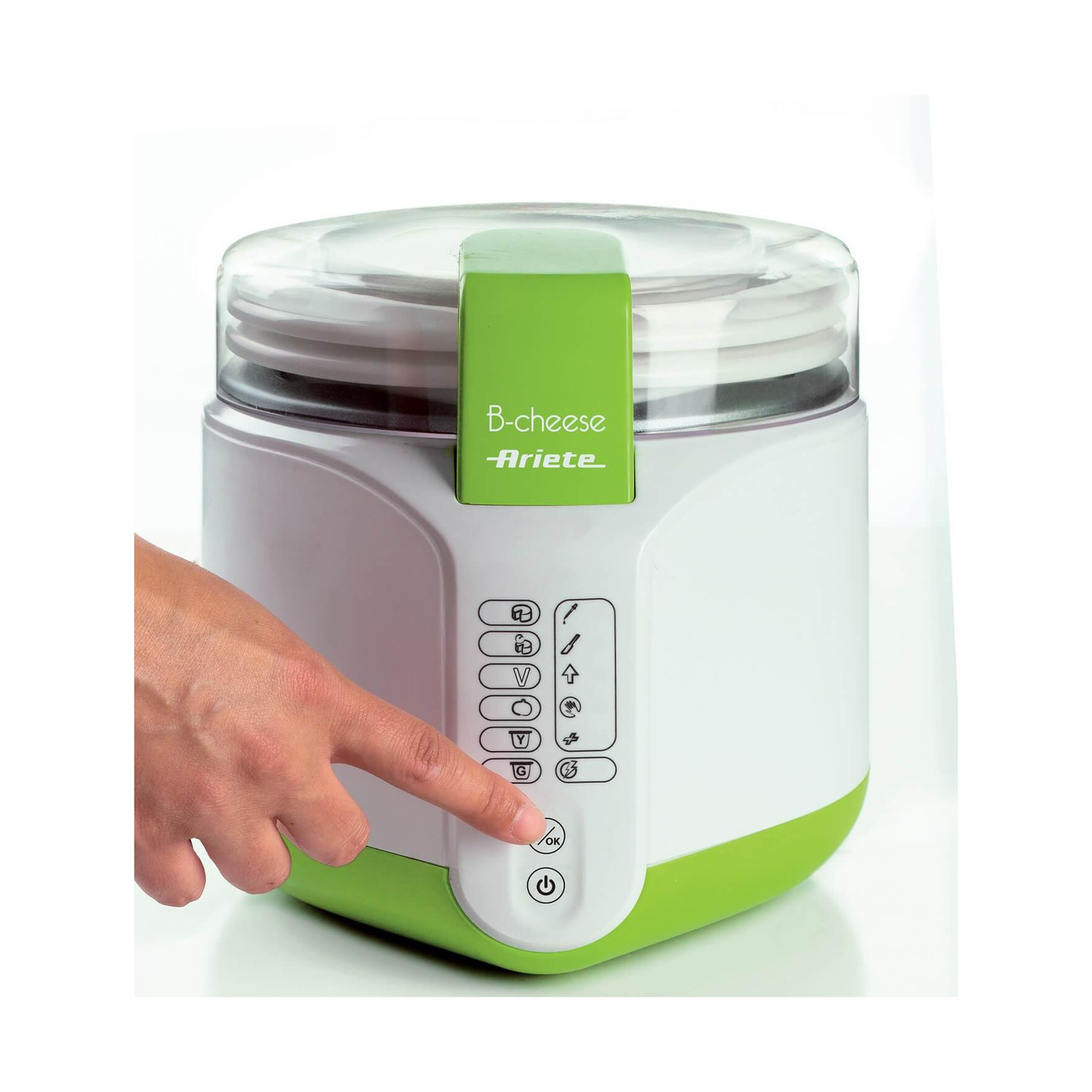 Una mano preme il pulsante di avvio di un elettrodomestico Ariete B-cheese bianco e verde su sfondo bianco.