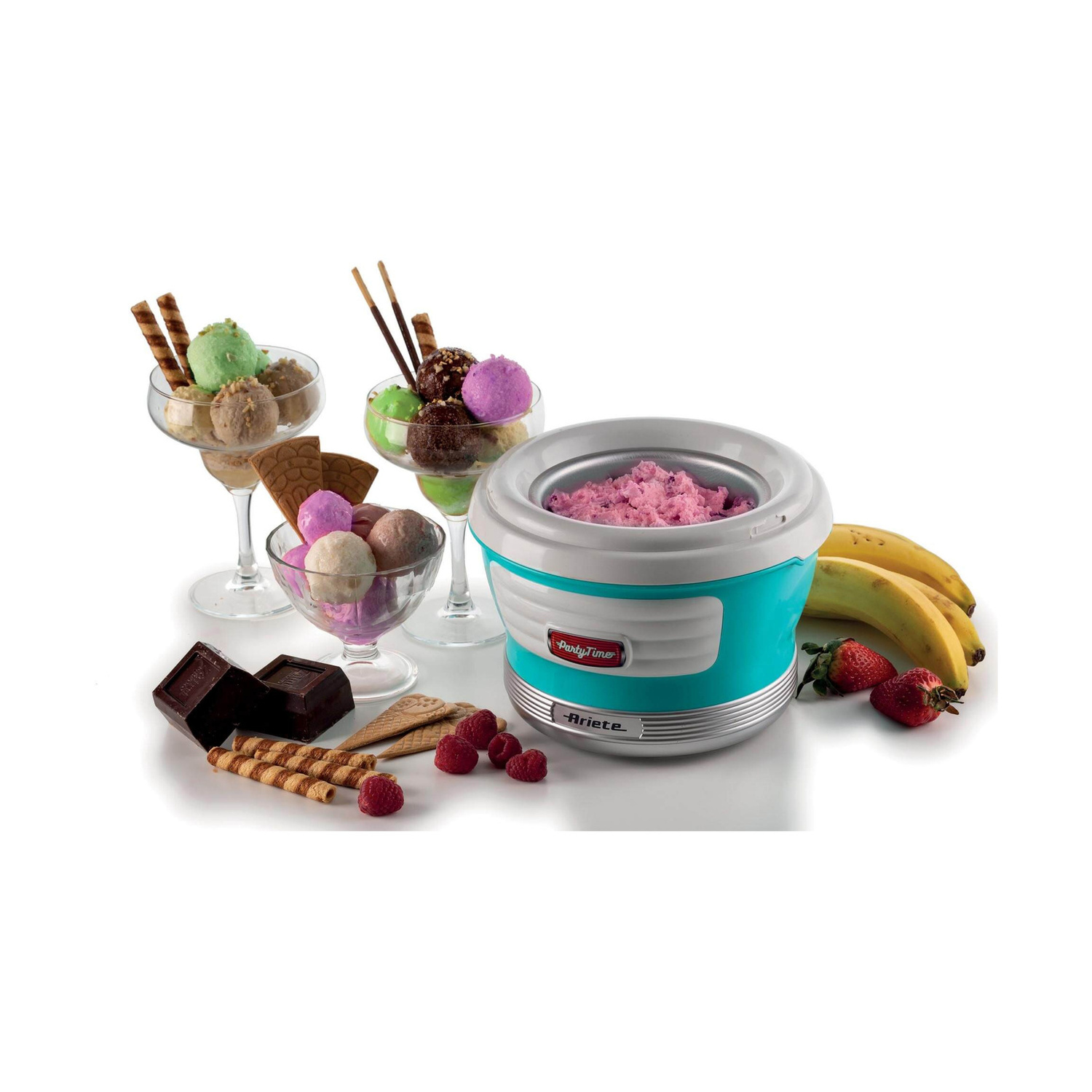 Gelatiera con gelato rosa, coppe di gelato, cioccolato, banane, fragole e cialde.