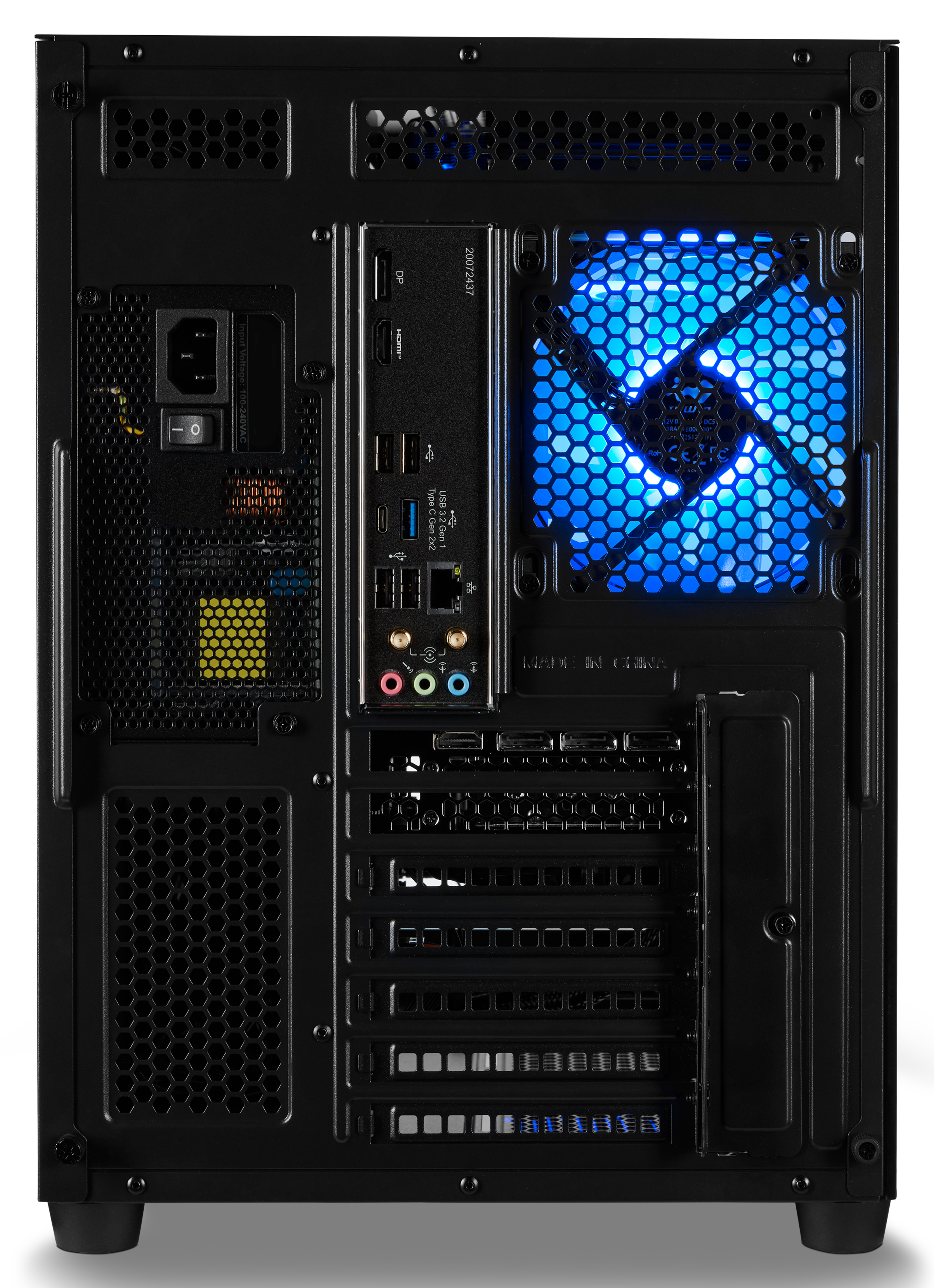 Rückseite eines schwarzen PC-Gehäuses mit Anschlüssen, Netzteil und blauem Lüfter.