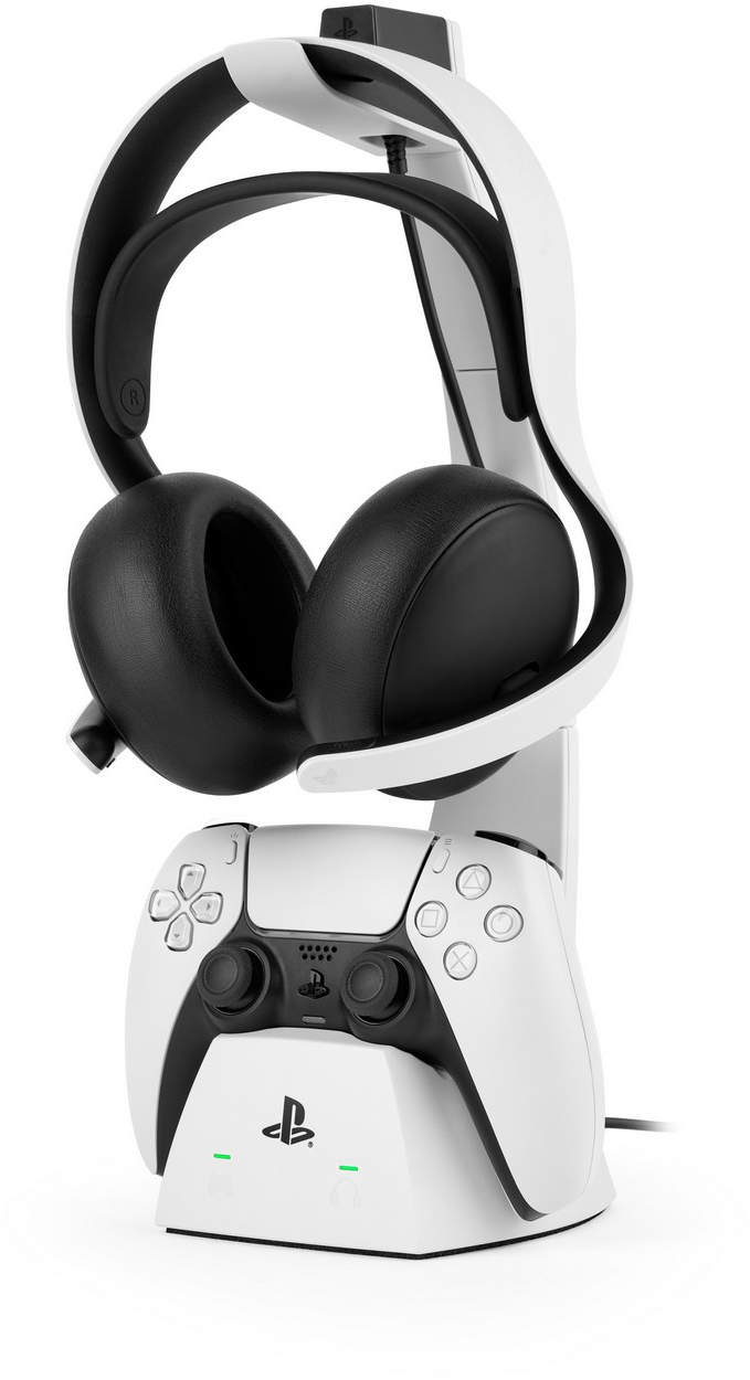 Fehér és fekete PlayStation VR2 headset és vezérlő egy töltőállványon, fehér háttér előtt.