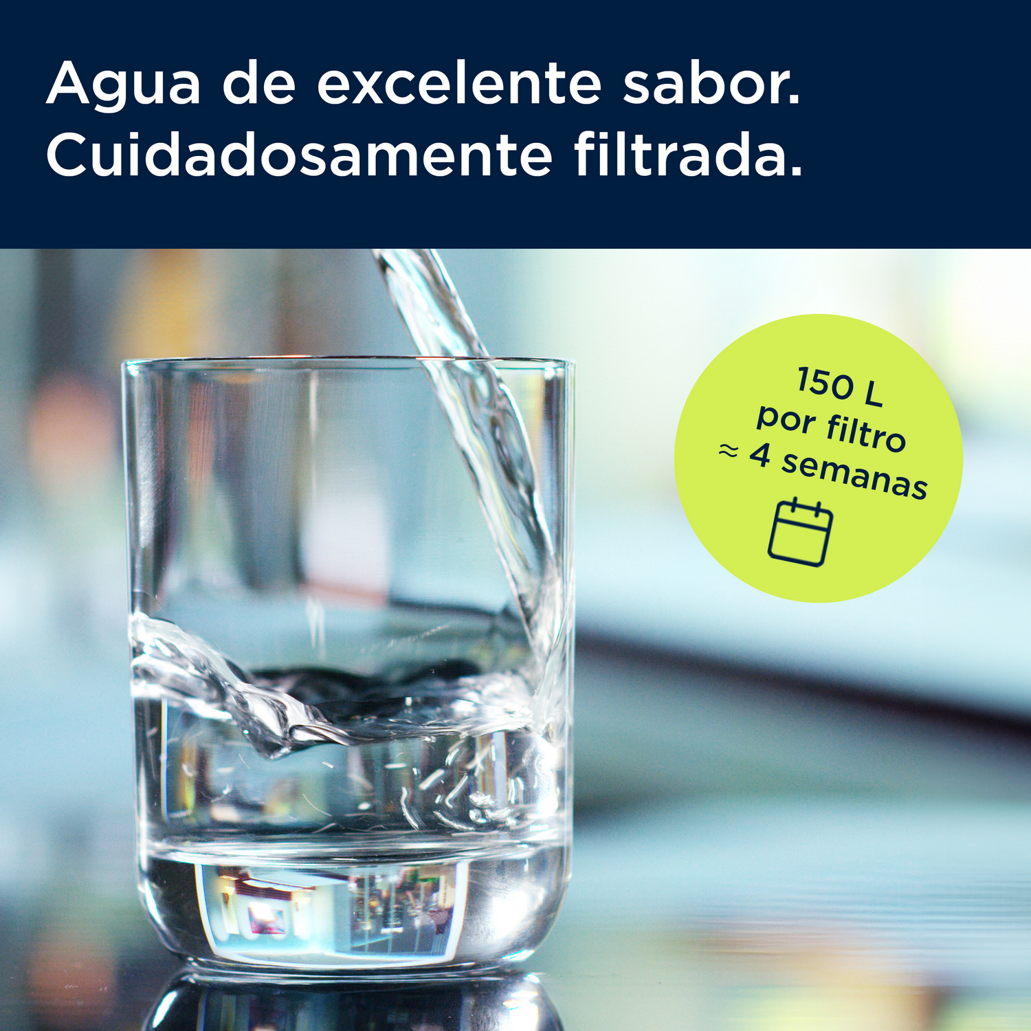 Agua vertiéndose en un vaso, con texto arriba y un círculo verde a la derecha.