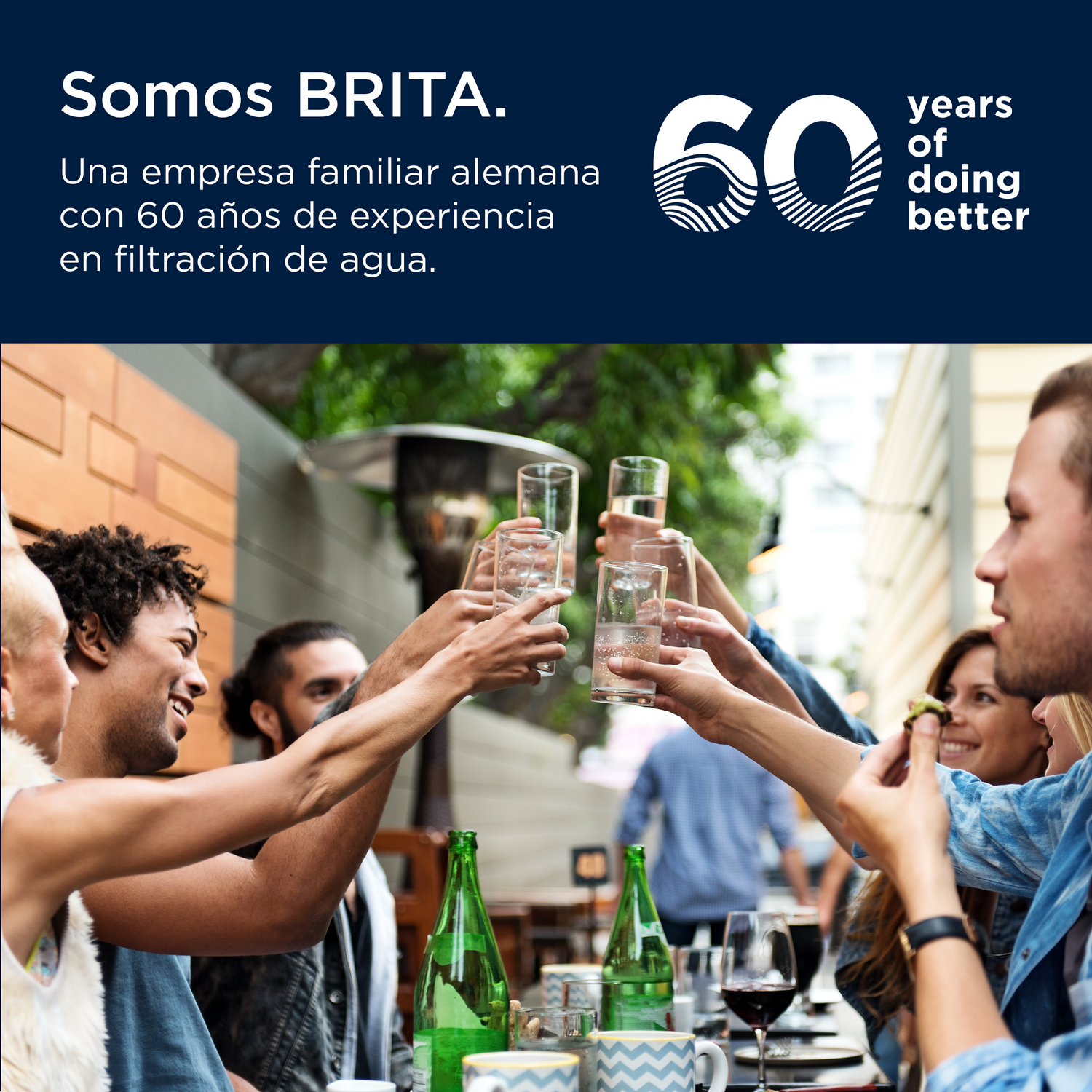Amigos brindando con vasos de agua al aire libre. Logo de BRITA arriba con texto.