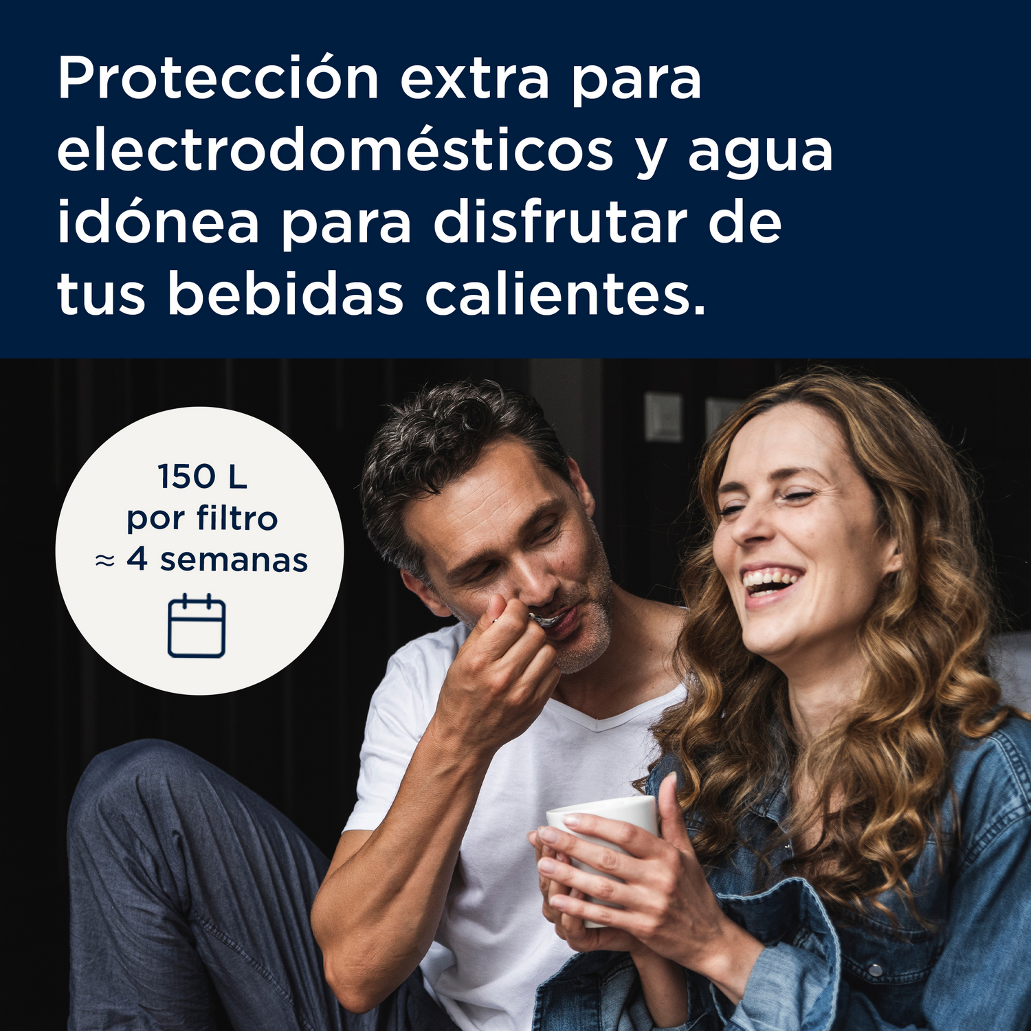 Hombre alimenta a mujer riendo con cuchara, texto arriba, círculo de info a la izquierda.