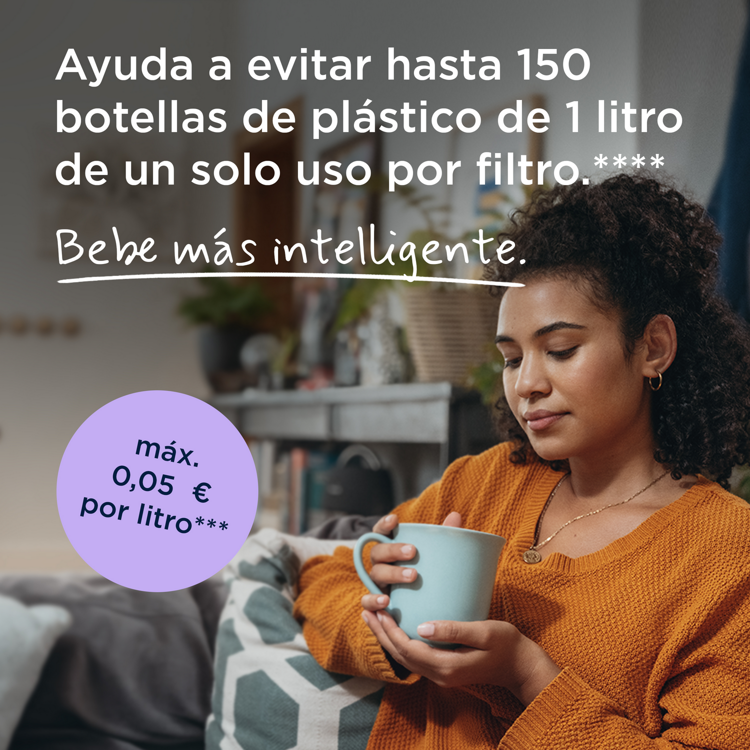Una mujer de pelo rizado sostiene una taza azul claro con texto superpuesto sobre evitar botellas de plástico.