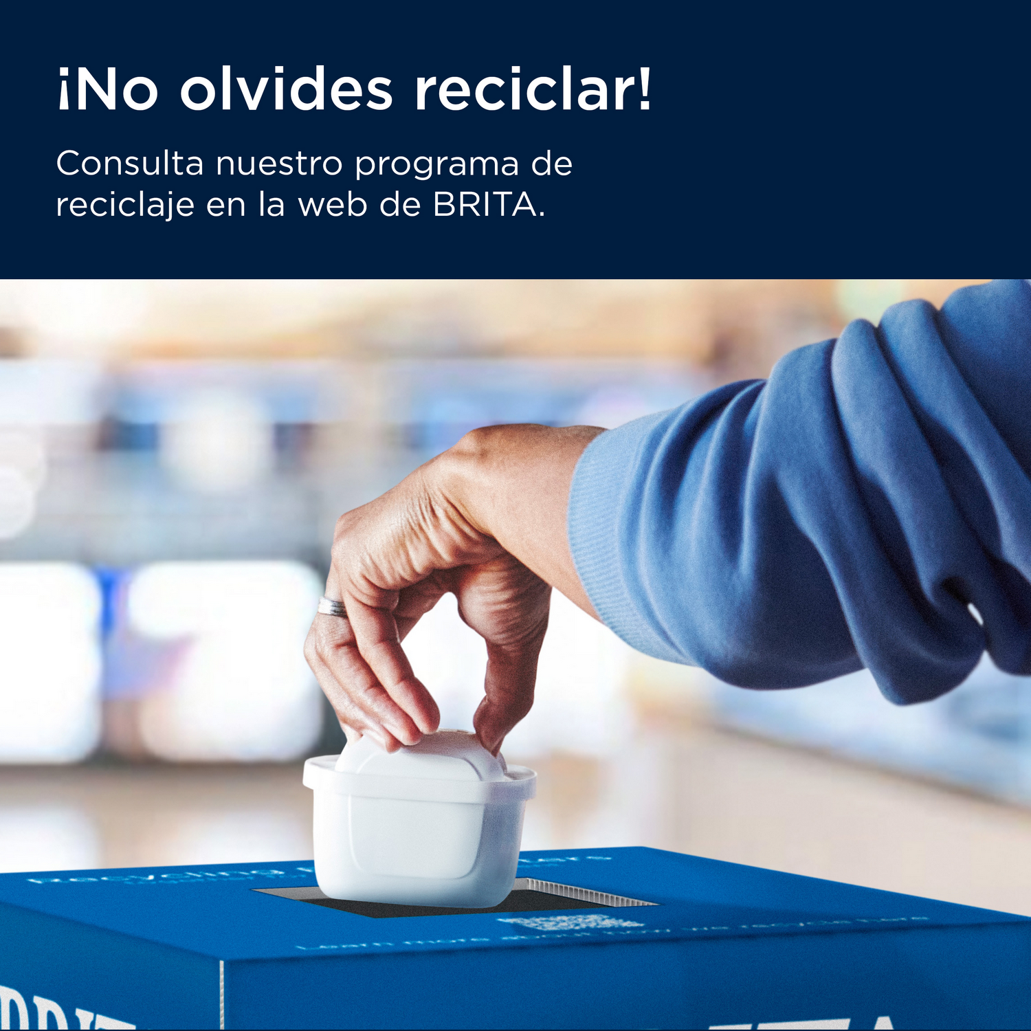 Una persona recicla un filtro de agua en una caja azul, con texto en español arriba.