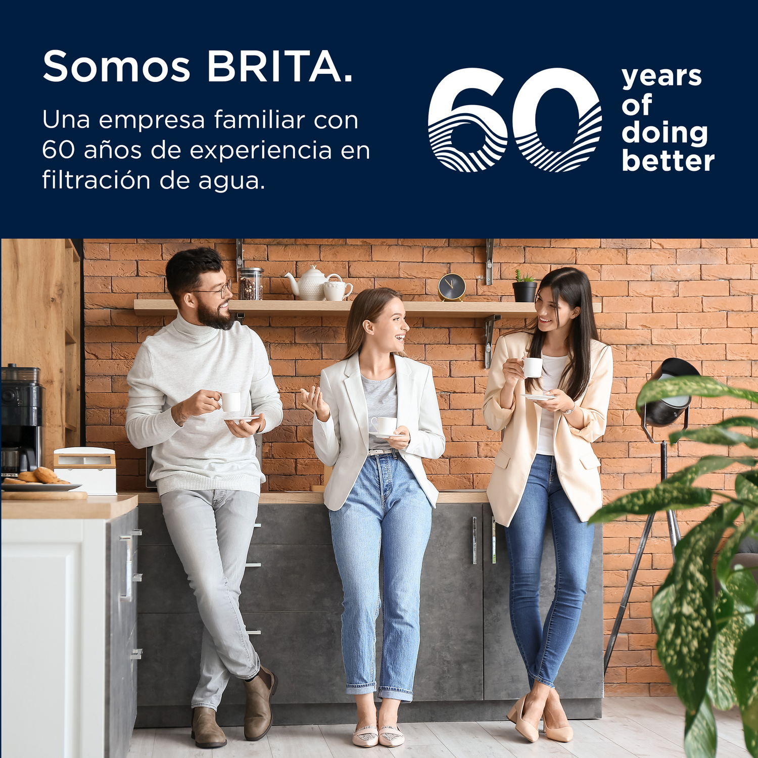 Tres personas en una cocina beben café y conversan. Texto arriba con un número 60 grande.