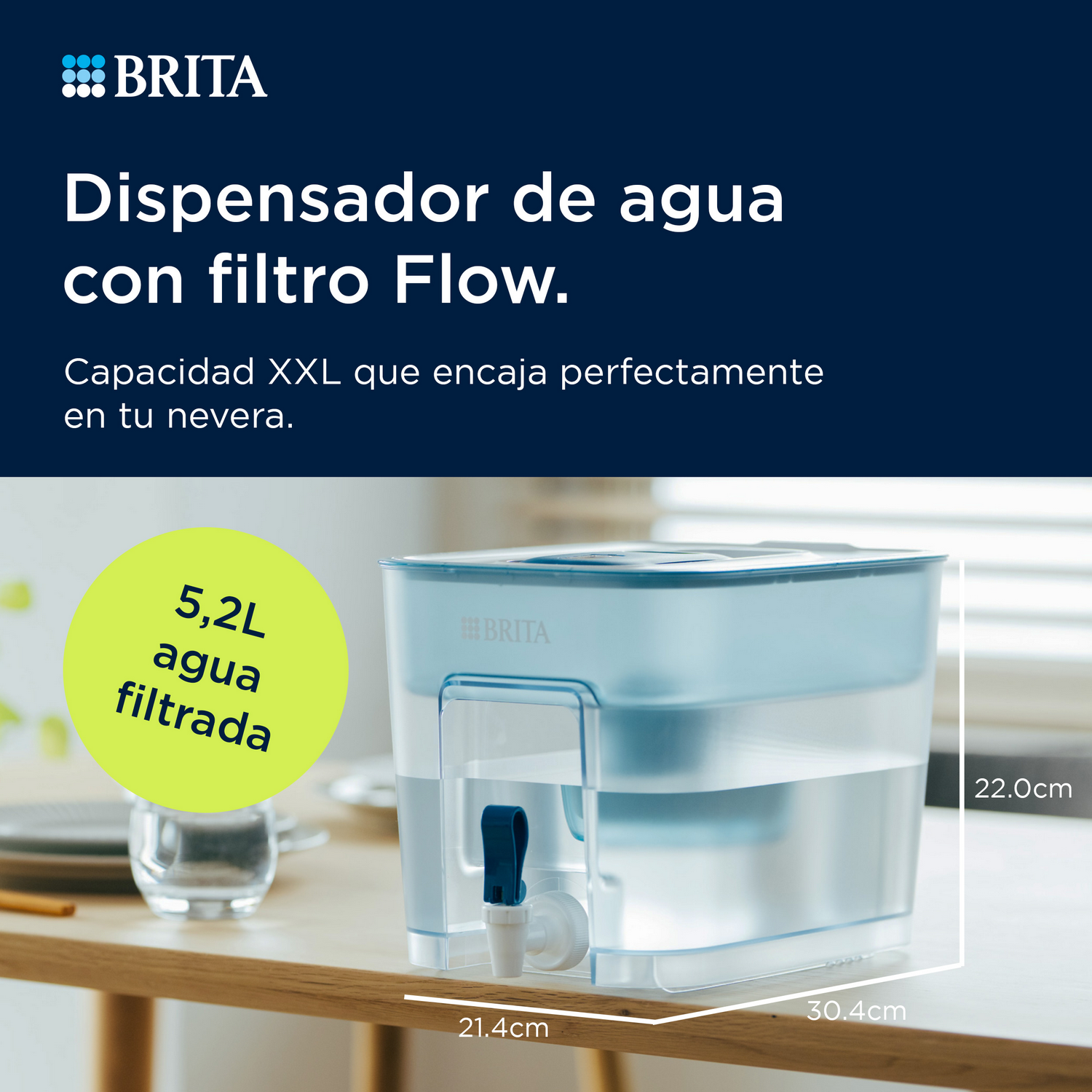 Dispensador de agua Brita Flow en una mesa de madera con texto en español arriba, dimensiones y capacidad.