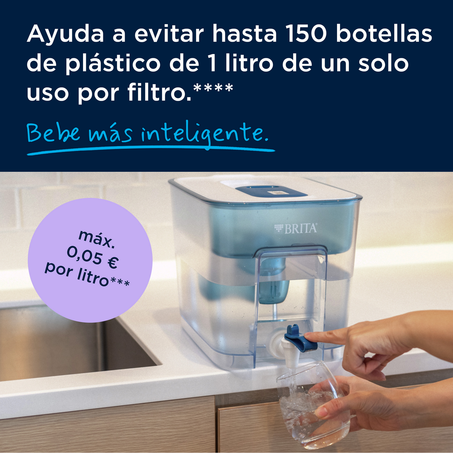 Un dispensador de agua Brita en una encimera de cocina mientras se llena un vaso.