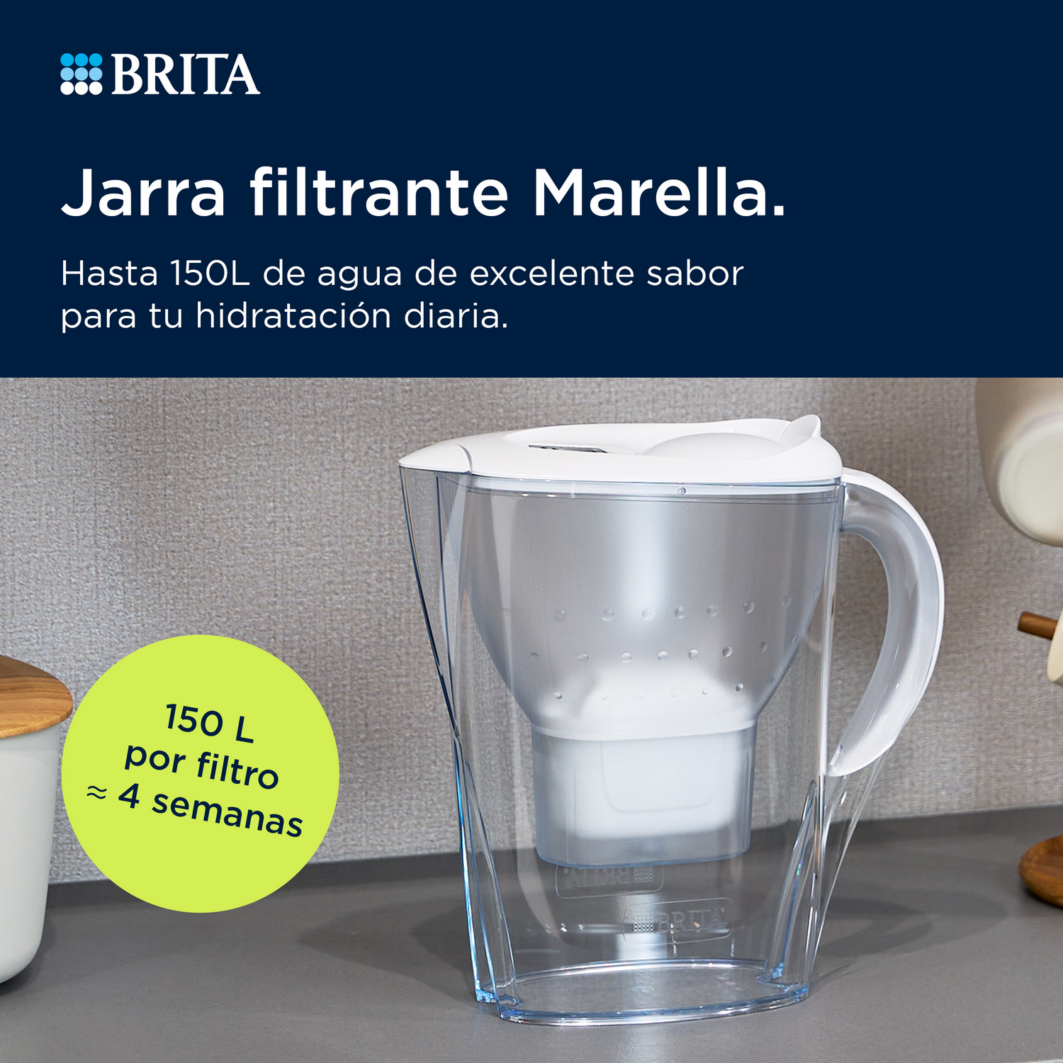 Jarra filtrante Brita Marella en una encimera gris con texto de capacidad de filtrado.