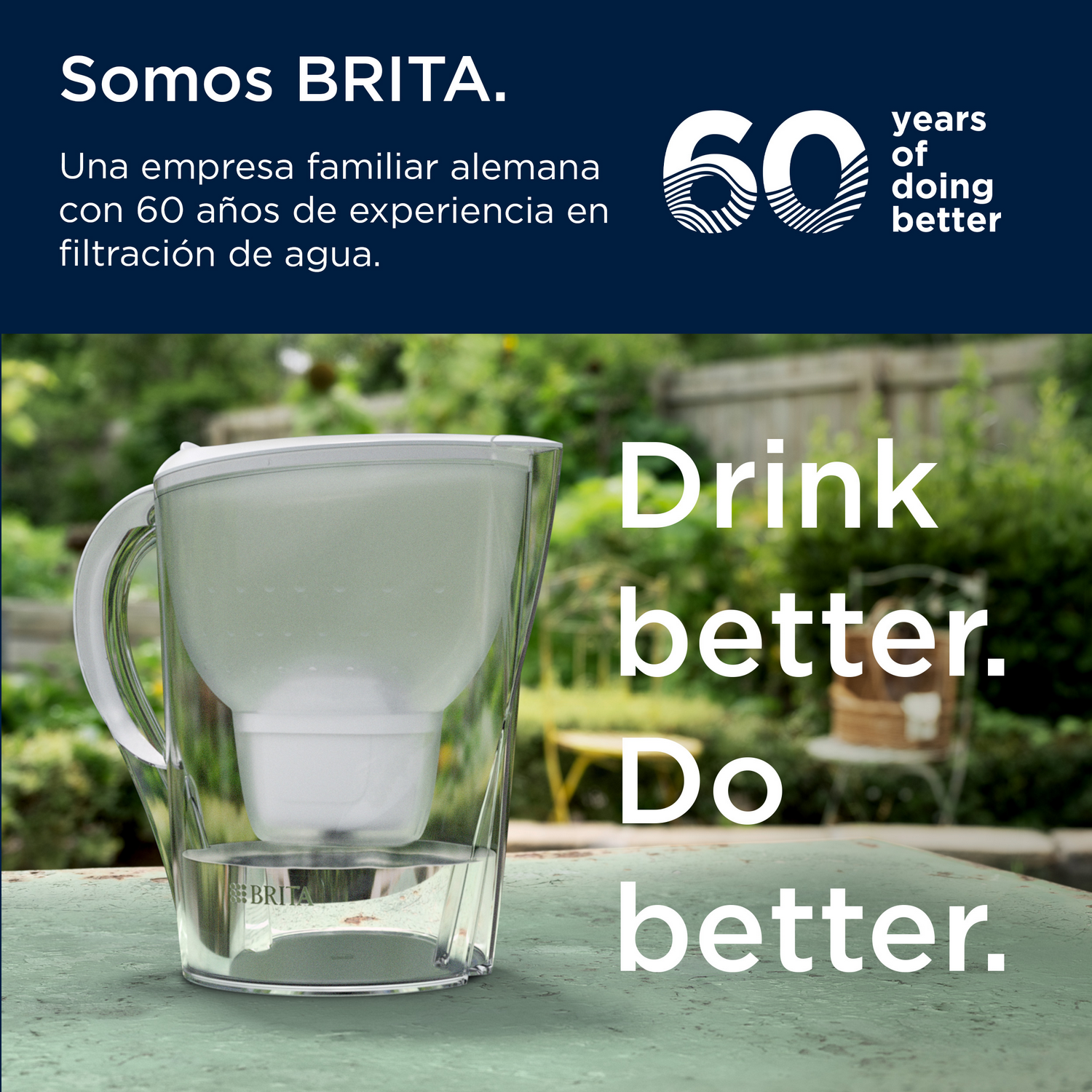 Una jarra filtradora Brita sobre una mesa en un jardín, con texto sobre 60 años de experiencia.